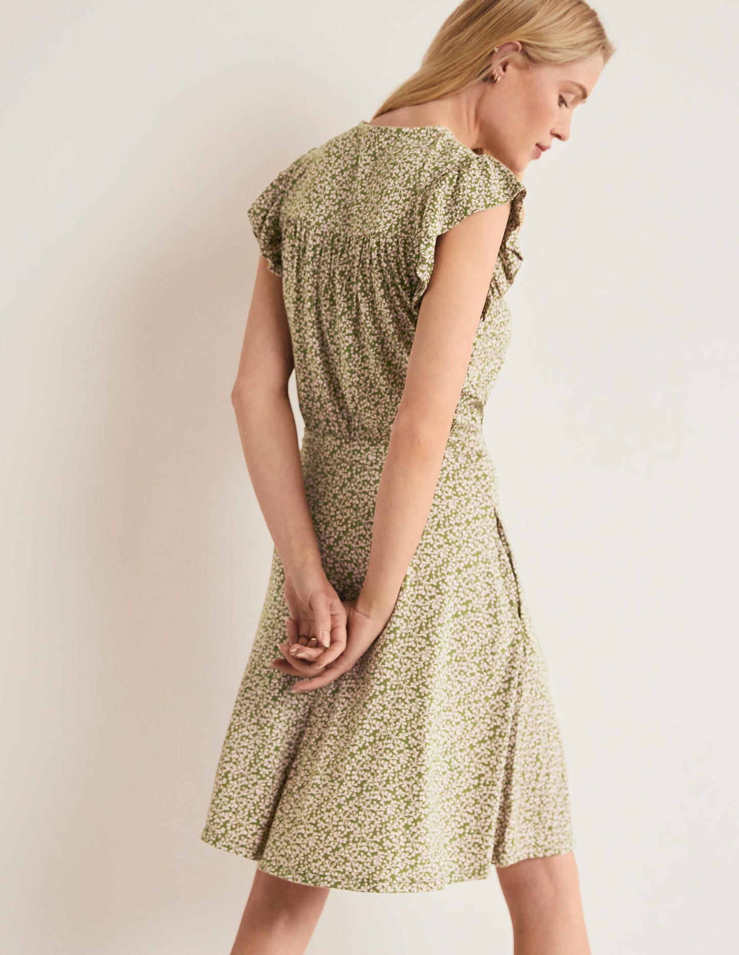 Gemustertes Minikleid mit Rüschen-Basilikumgrün, Blattmuster