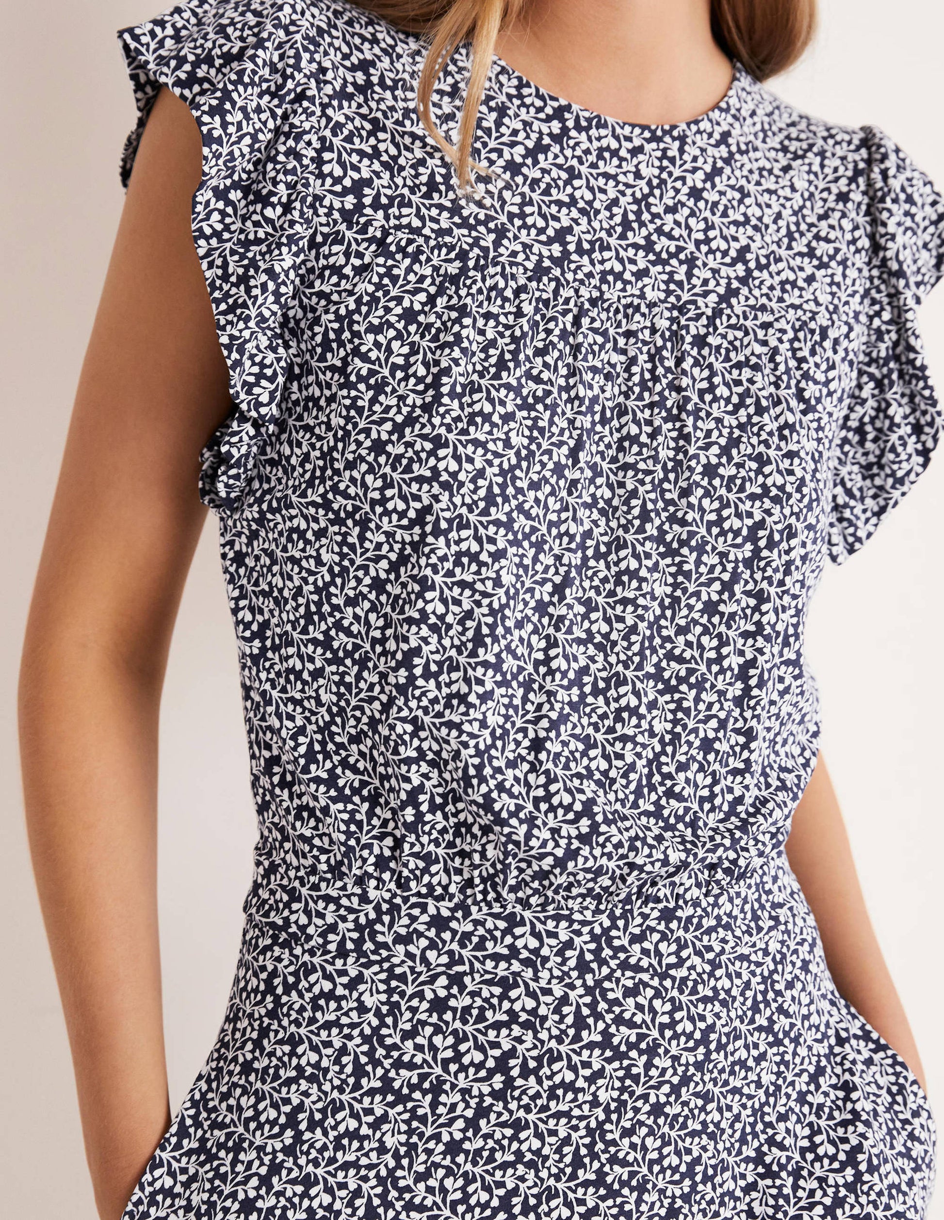 Gemustertes Minikleid mit Rüschen-Navy, Blattmuster-2
