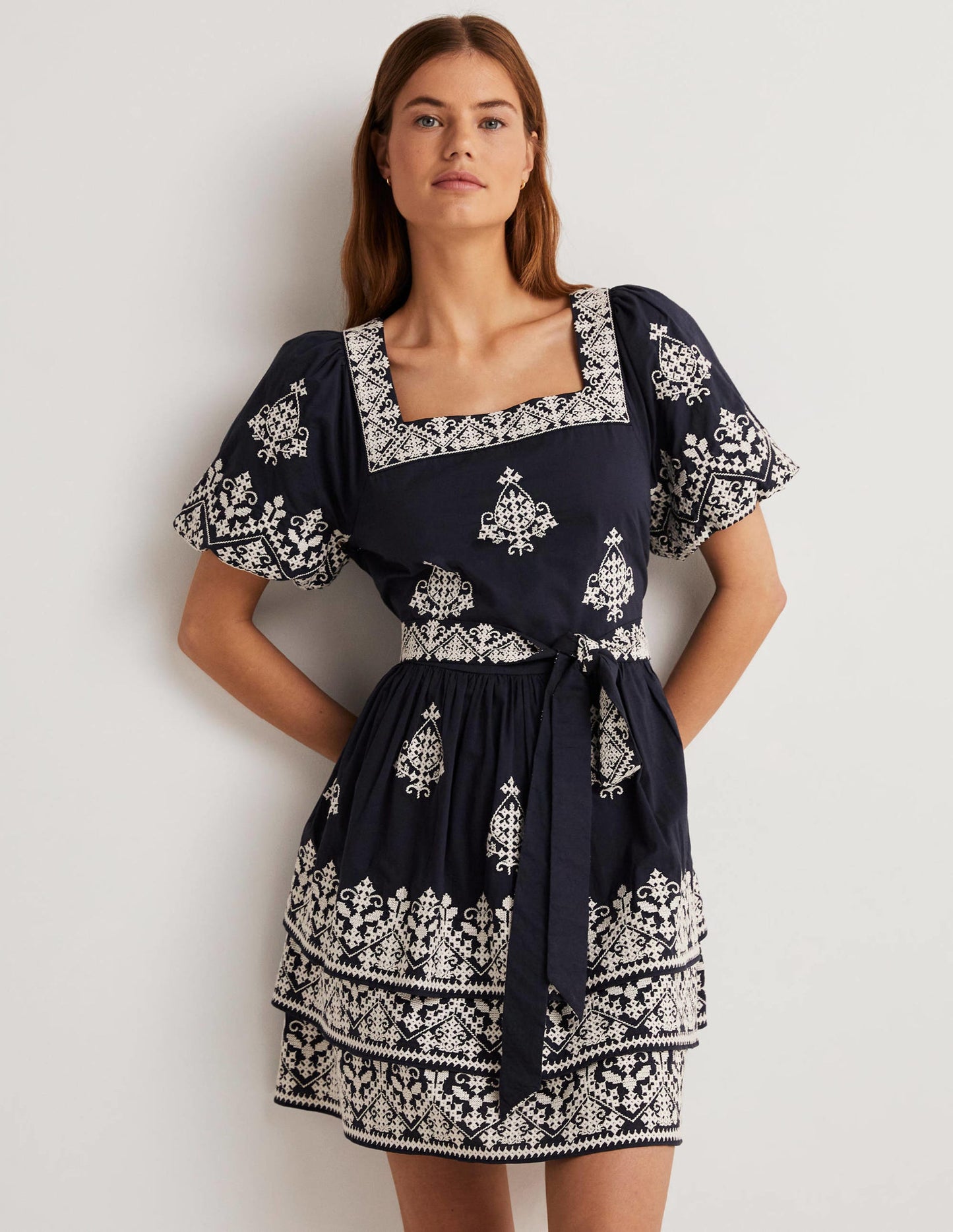 Flatterkleid mit eckigem Ausschnitt-Navy/Naturweiß, Stickerei