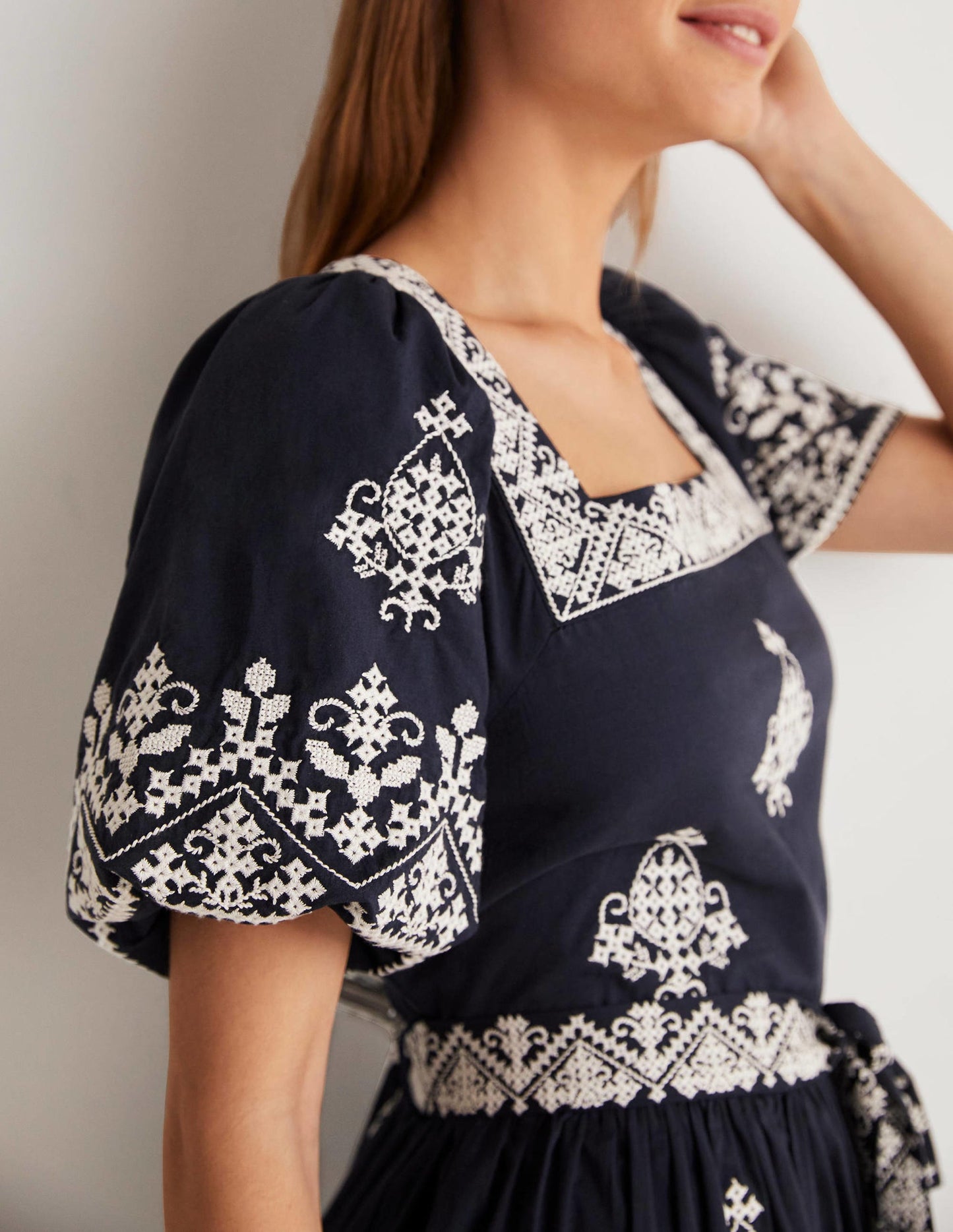Flatterkleid mit eckigem Ausschnitt-Navy/Naturweiß, Stickerei