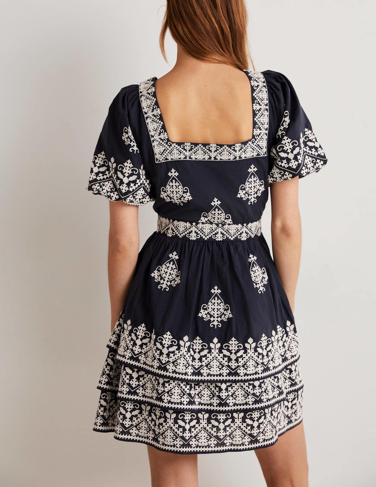 Flatterkleid mit eckigem Ausschnitt-Navy/Naturweiß, Stickerei