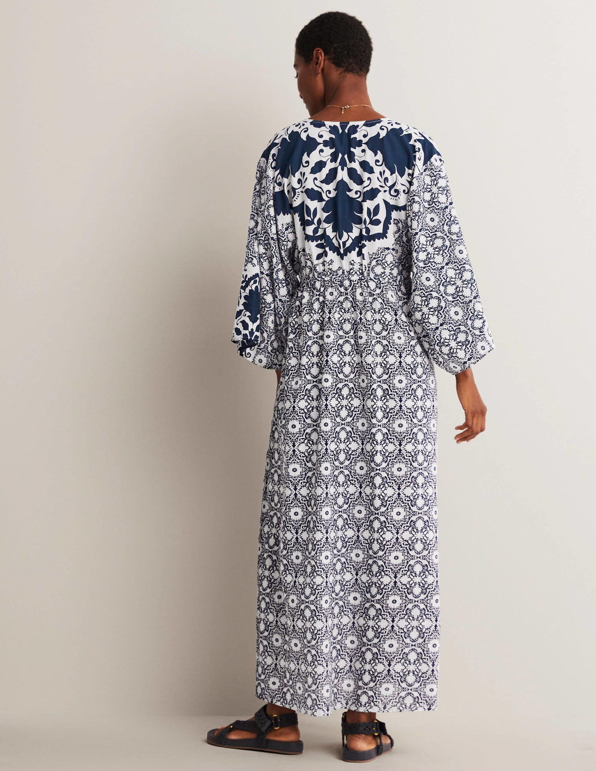 Robe-caftan longue coupe empire-Bleu marine, motif Bloomsbury - Image 8