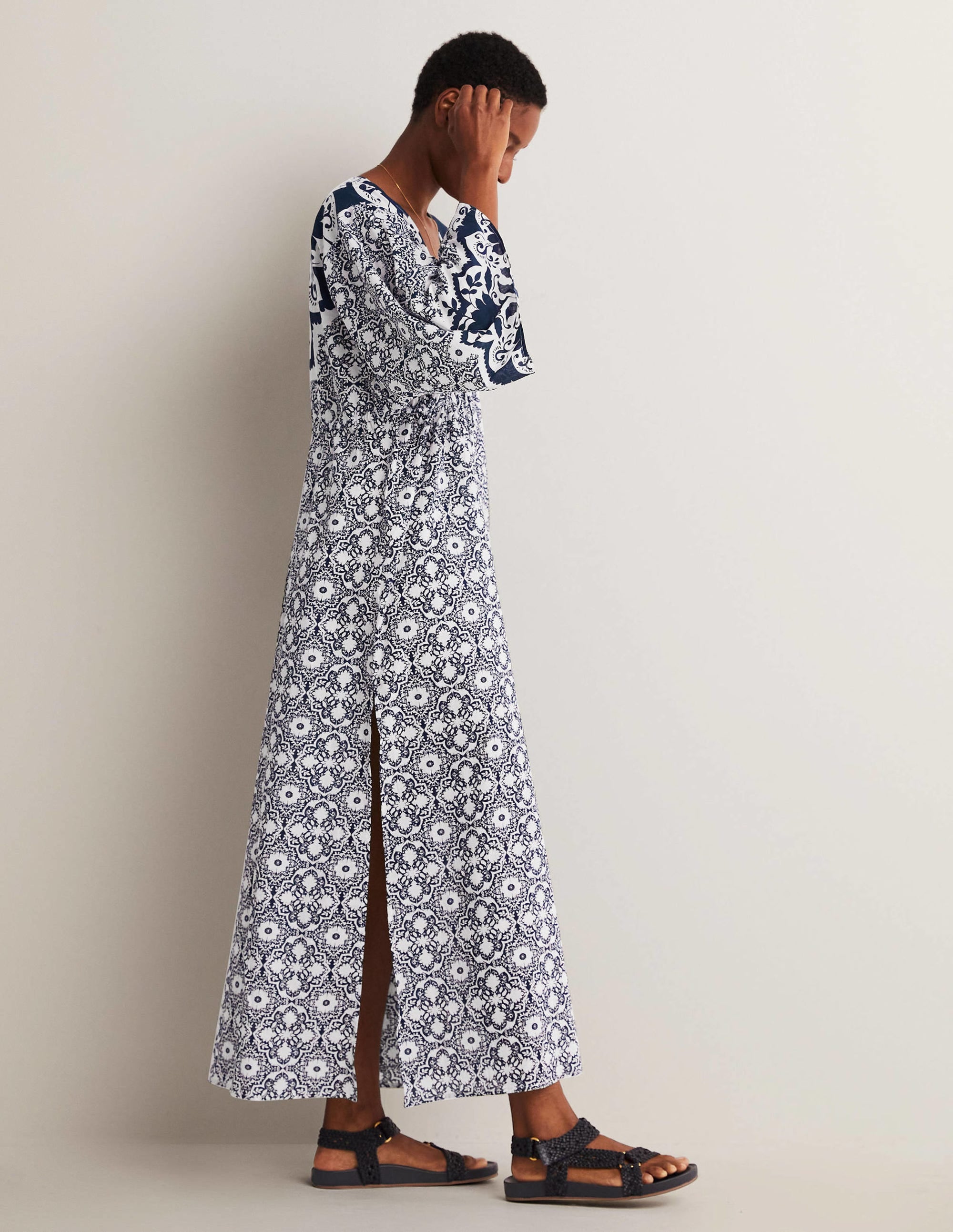 Robe-caftan longue coupe empire-Bleu marine, motif Bloomsbury - Image 9