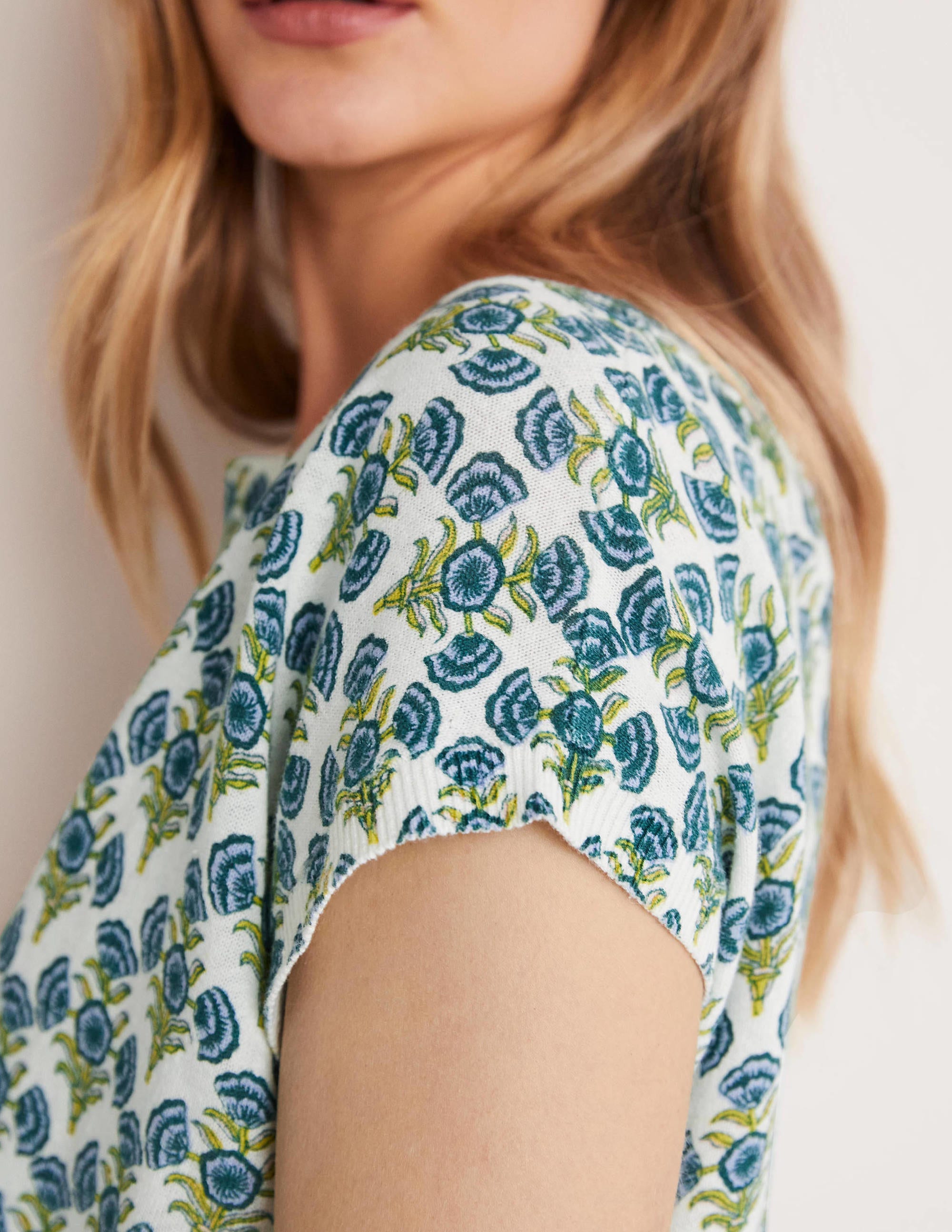 Gemustertes Stricktop mit Rundhalsausschnitt-Vergissmeinnicht-Blau, Geometrisches Blumenmuster - Image 2