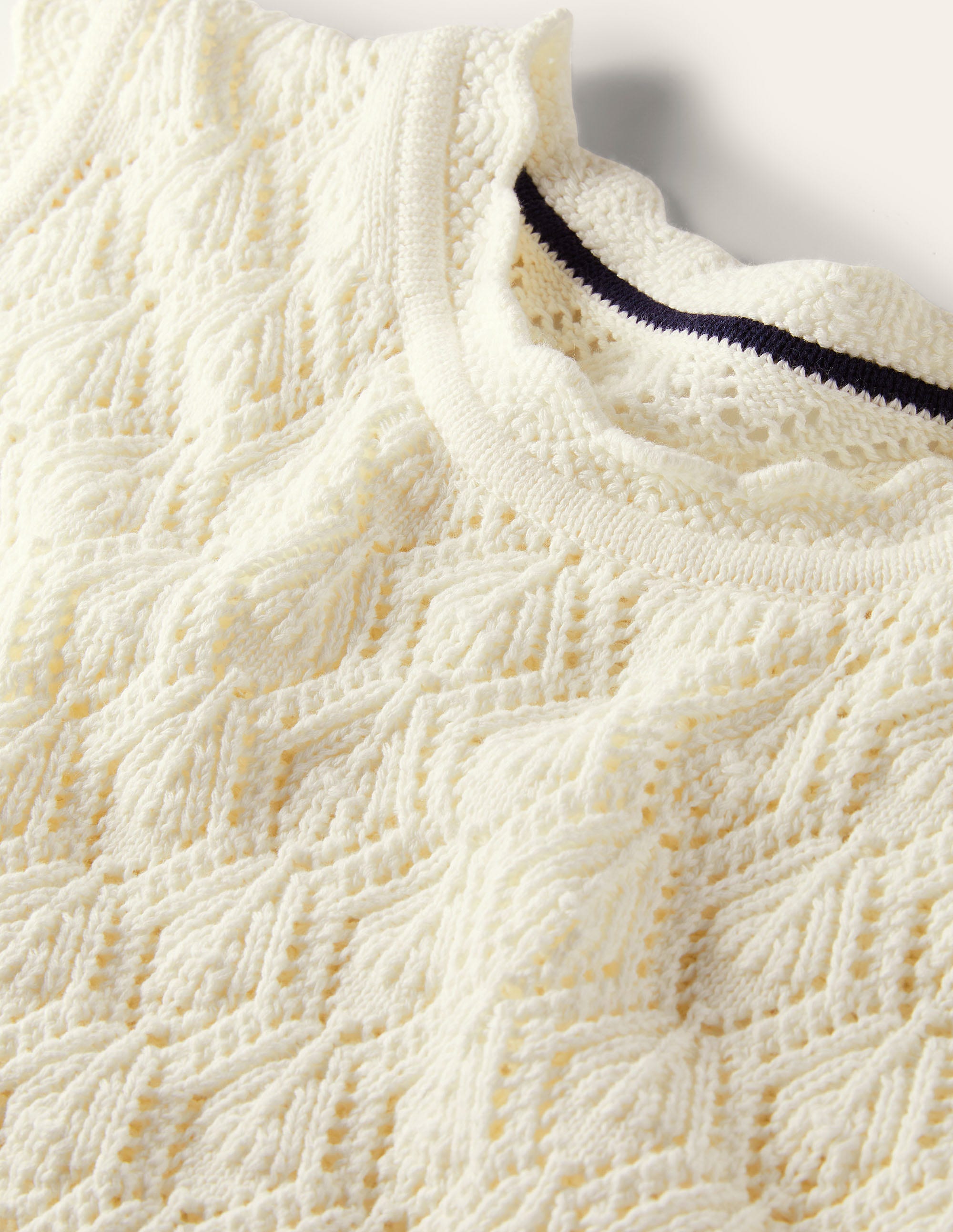 Stricktop mit Häkeldetails und Muschelsaum-Naturweiß - Image 5