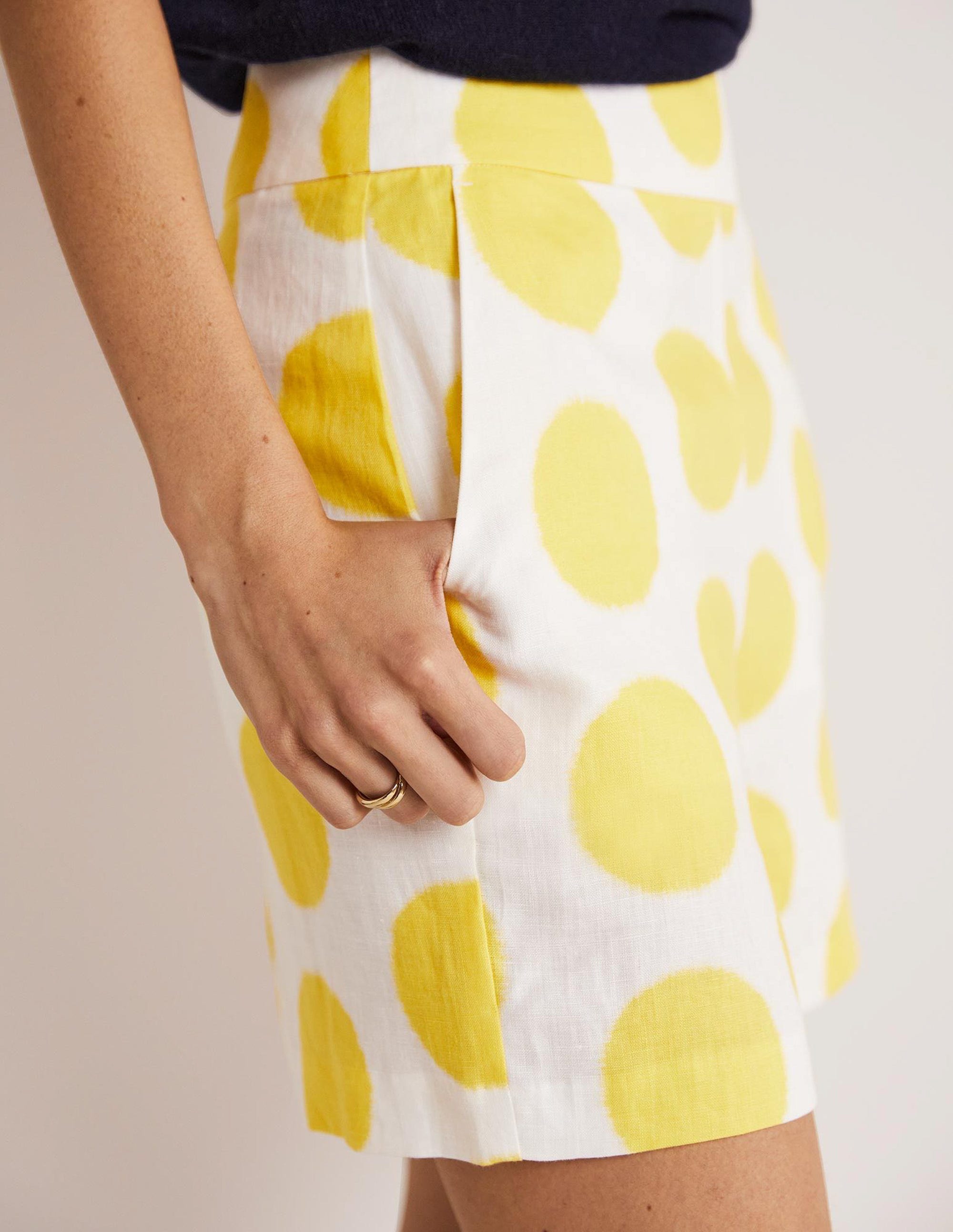 Georgina Leinenshorts-Rauchgelb, Ikat-Tupfen - Image 10