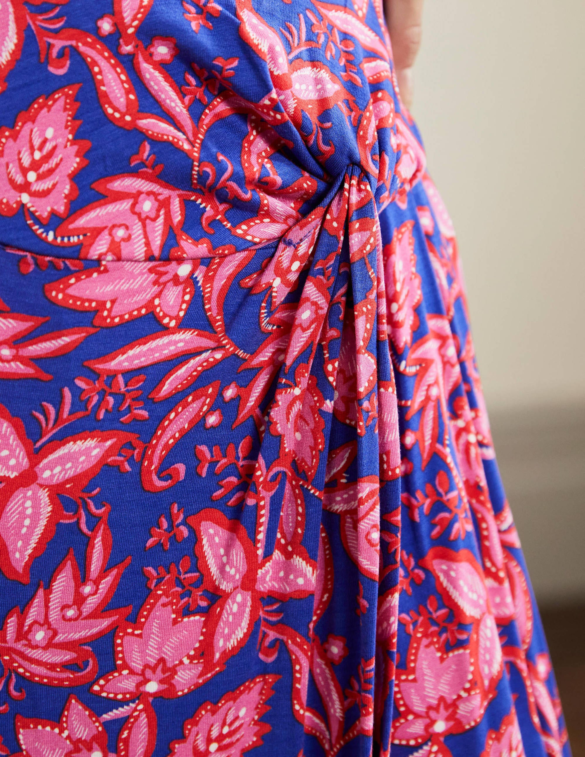 Jersey-Midirock mit Knotendetail an der Taille-Erdbeer-Daiquiri, Blumen - Image 2