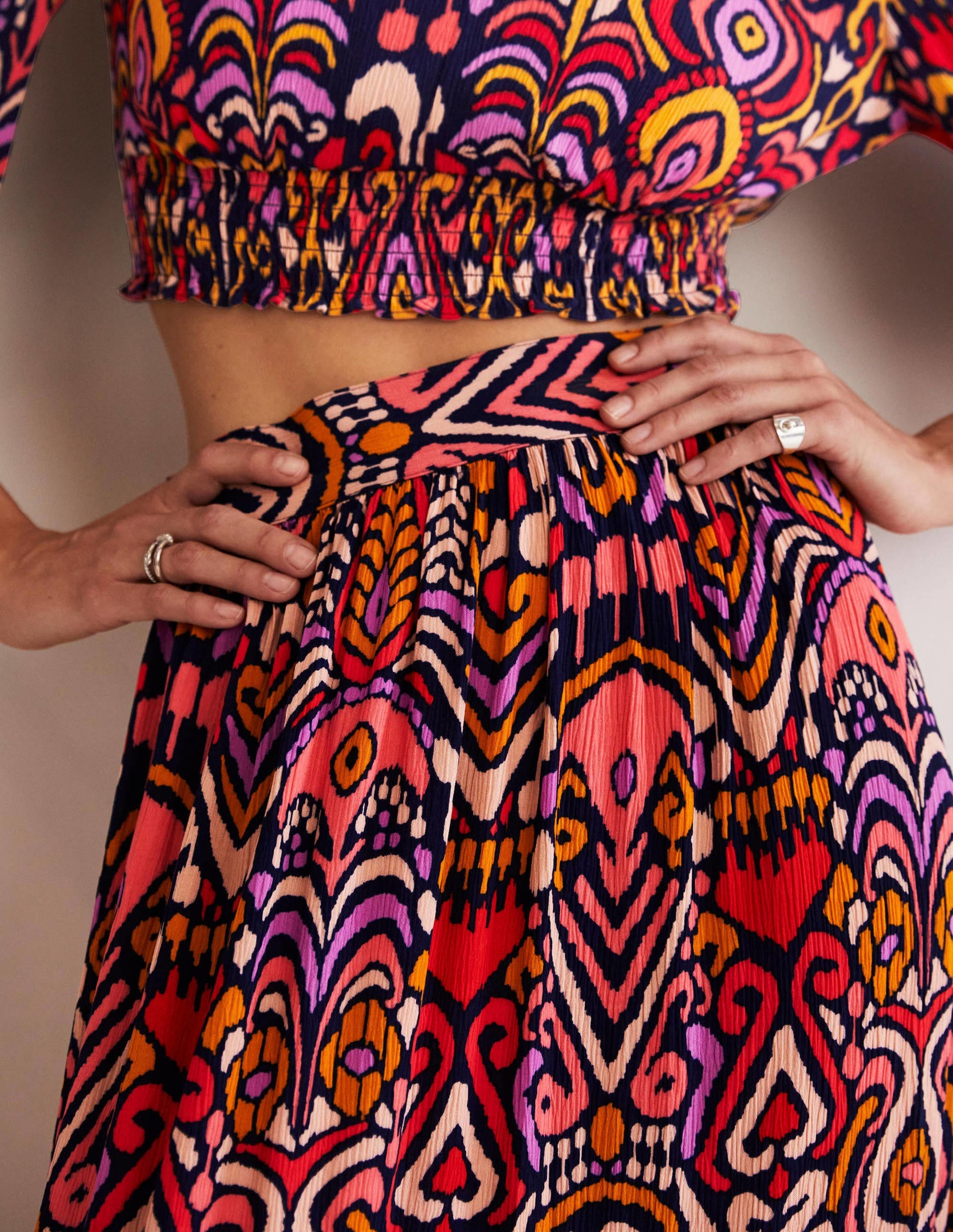Grace Crinkle-Maxirock-Französisches Navy, Ikat-Muster-2