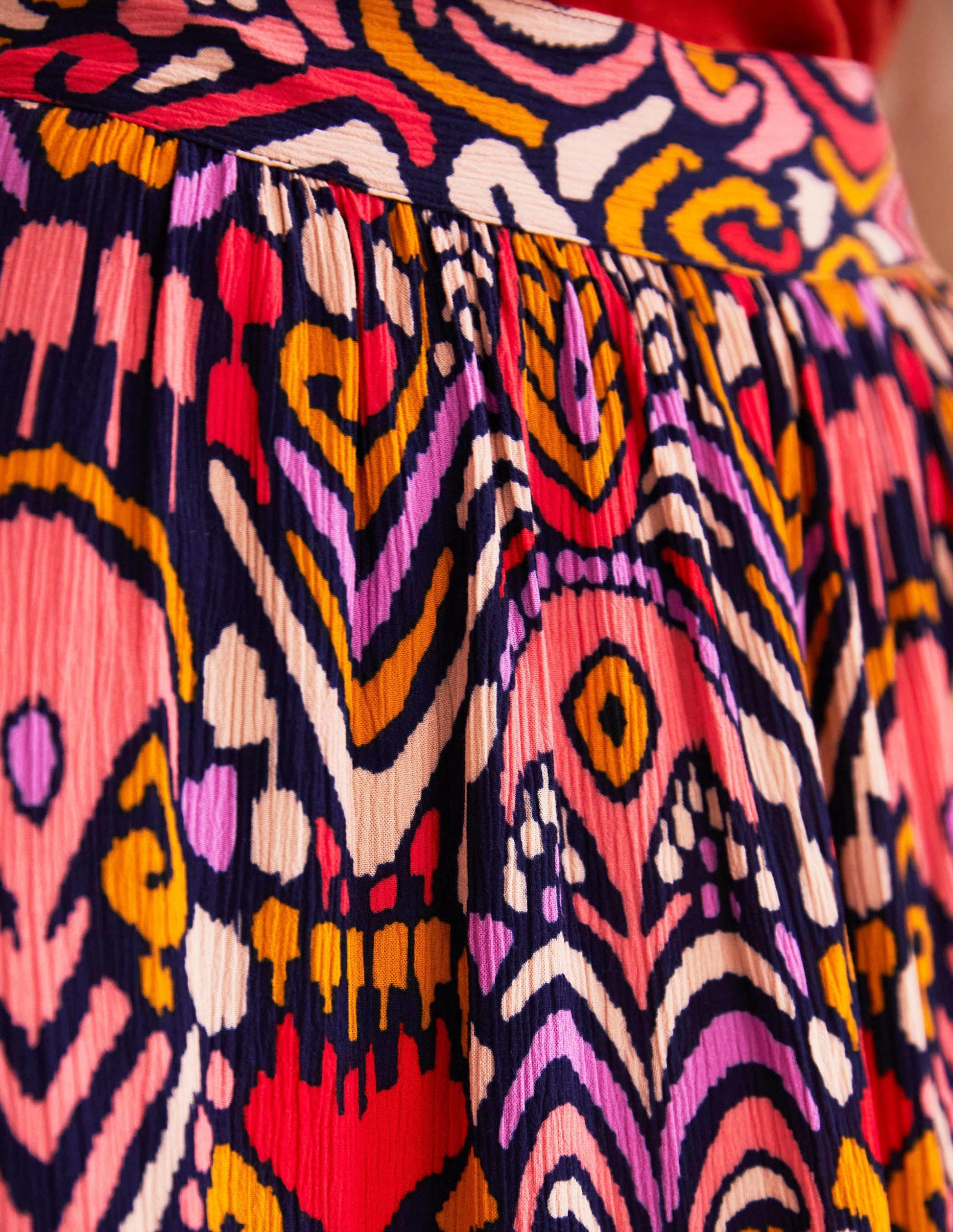Grace Crinkle-Minirock-Französisches Navy, Ikat-Muster-5