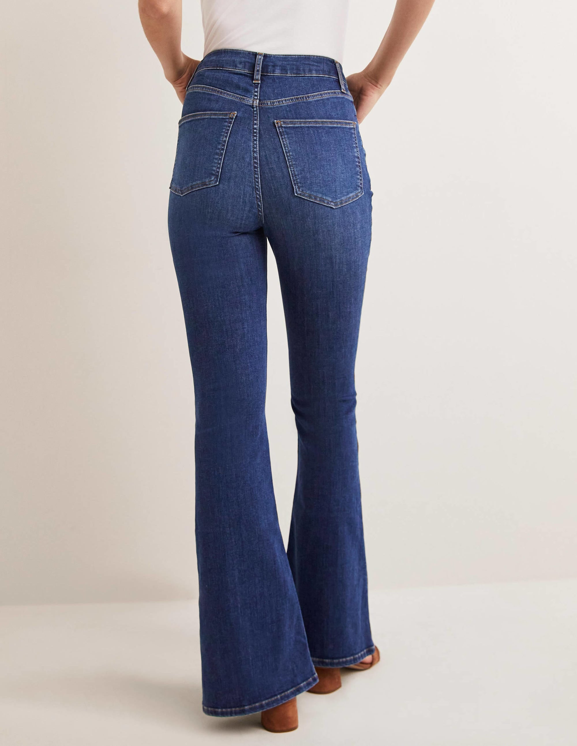 Anliegende Jeans mit Schlag und hohem Schnitt-Mittleres Vintageblau - Image 3