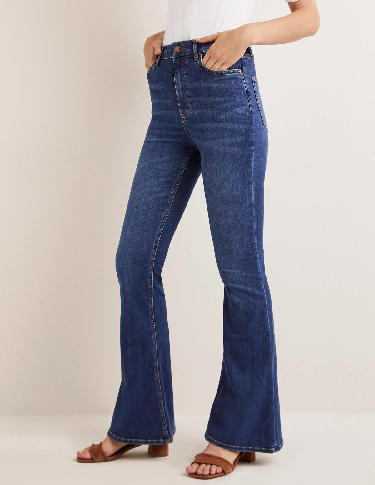 Anliegende Jeans mit Schlag und hohem Schnitt-Mittleres Vintageblau - Image 4