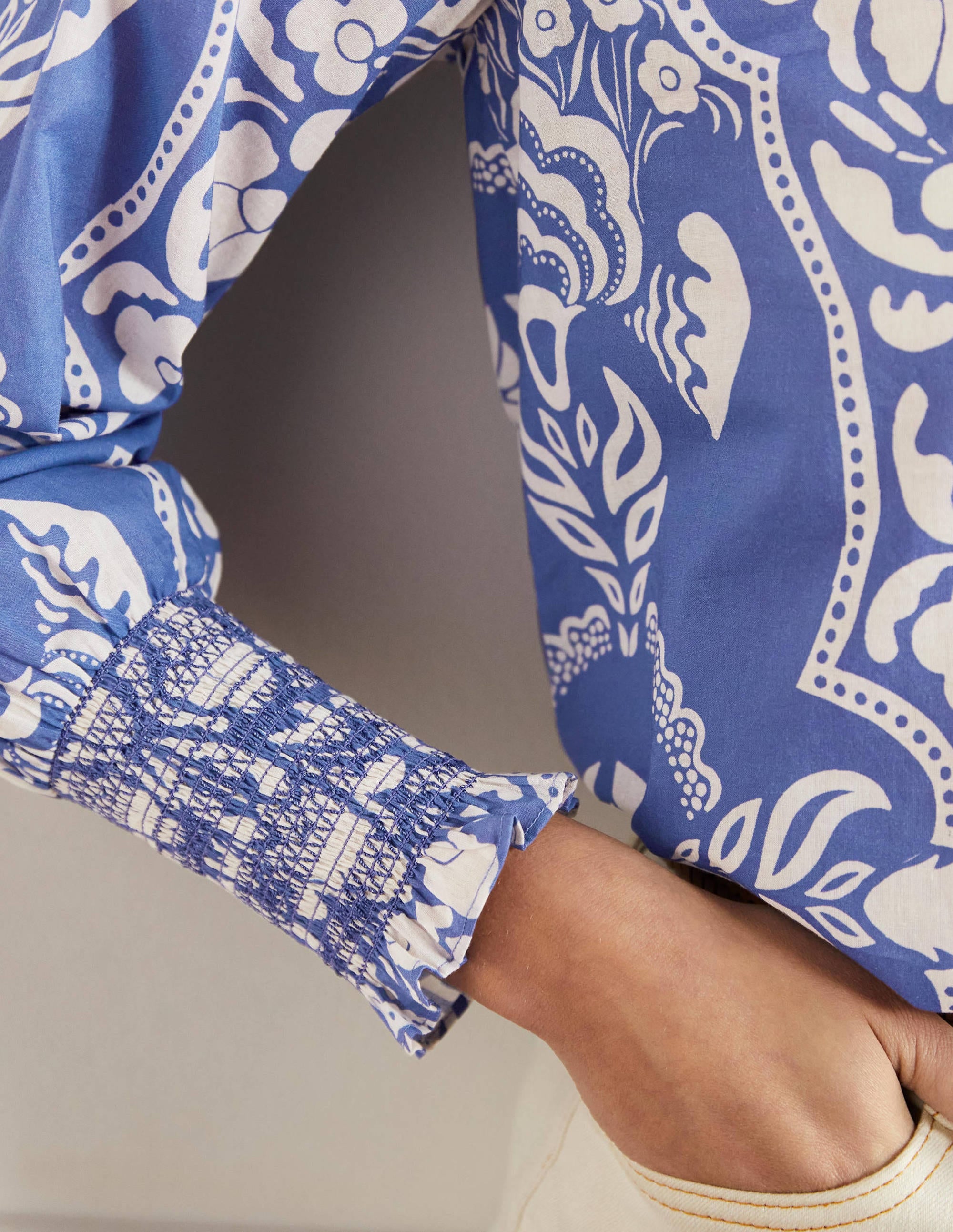 Gemustertes Oberteil mit gesmokten Bündchen-Glockenblumenblau, Blumenmuster - Image 2