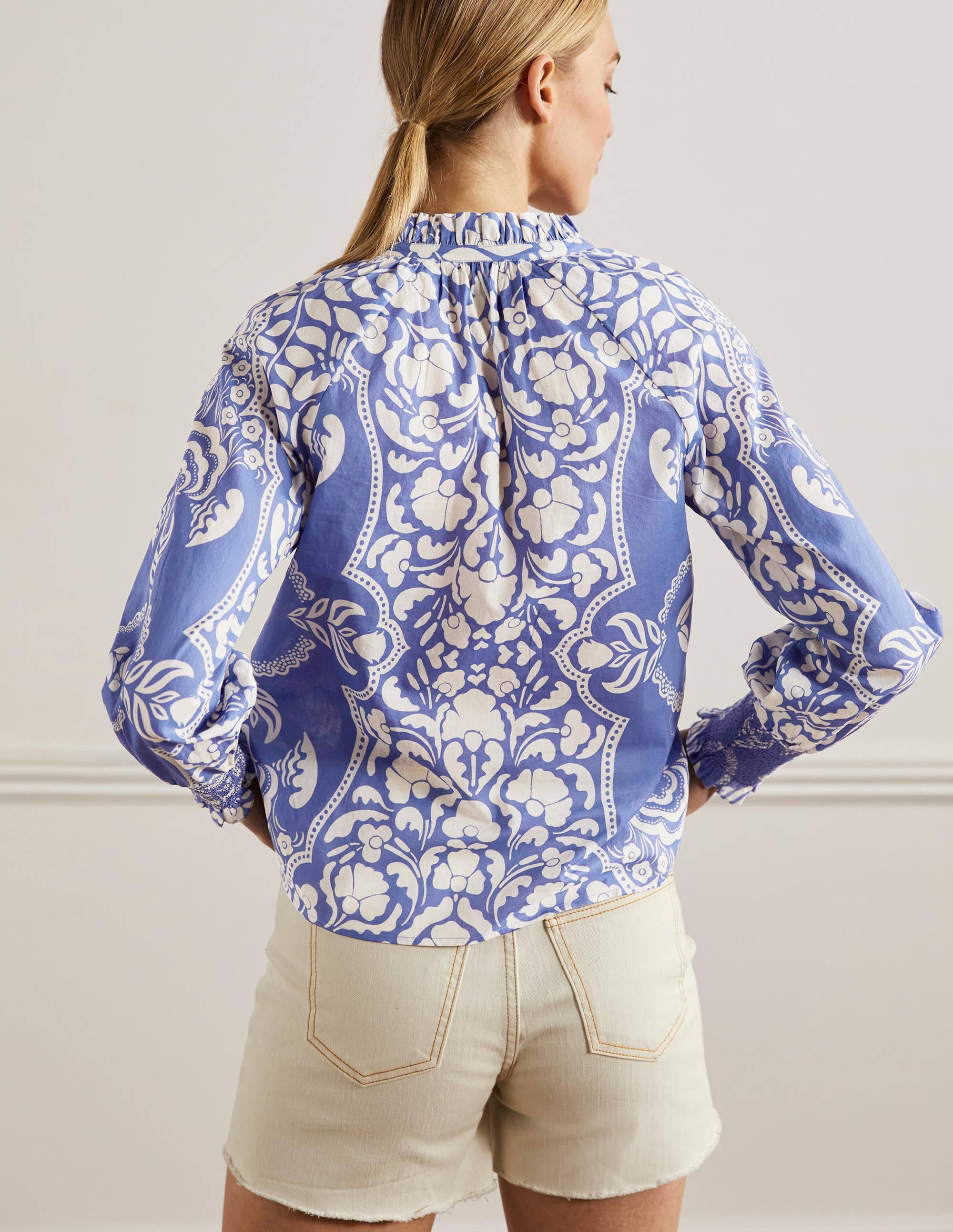 Gemustertes Oberteil mit gesmokten Bündchen-Glockenblumenblau, Blumenmuster - Image 3