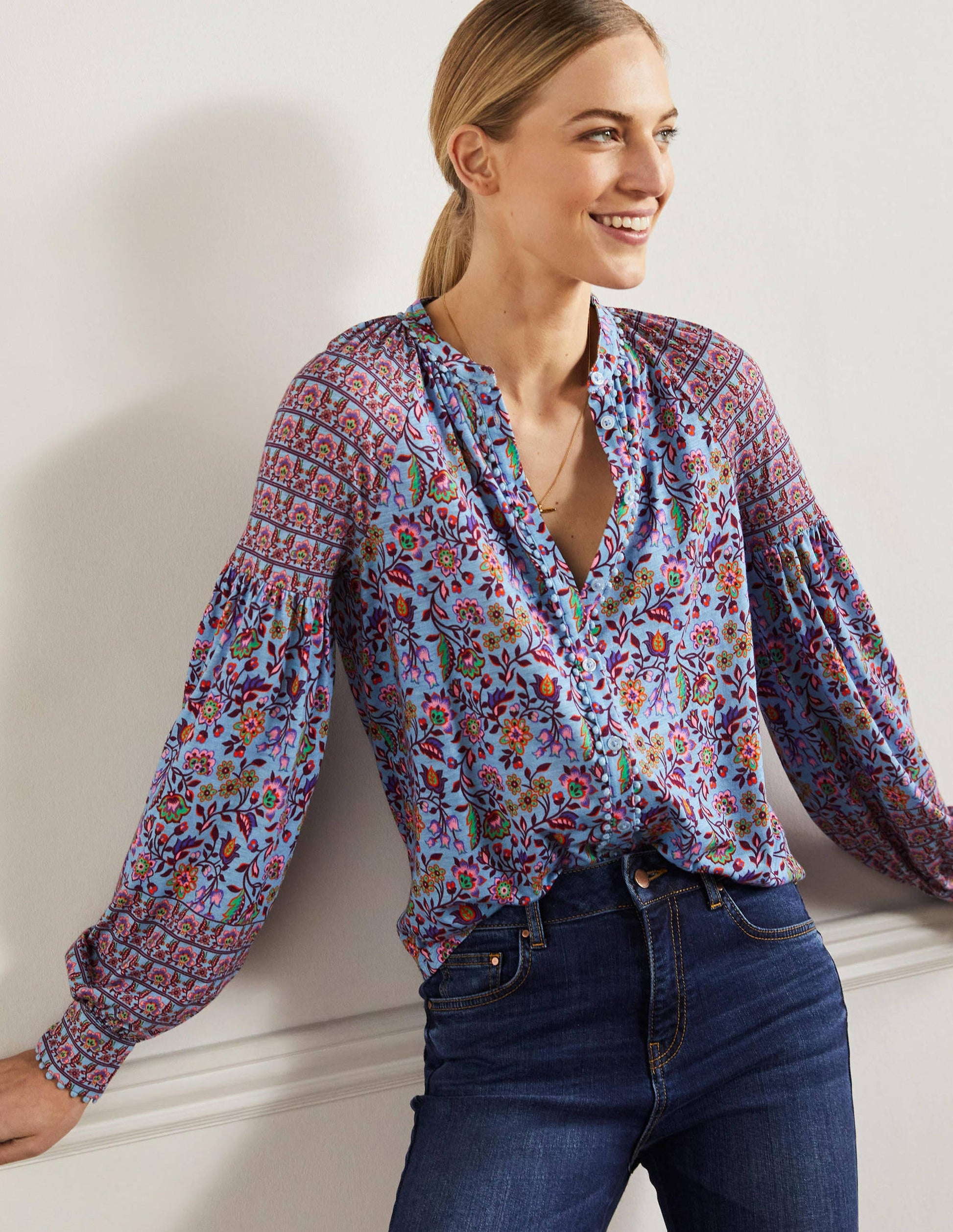 Chemise imprimée et ornementée en jersey-Bleu ancien, motif Oriental Meadow-1