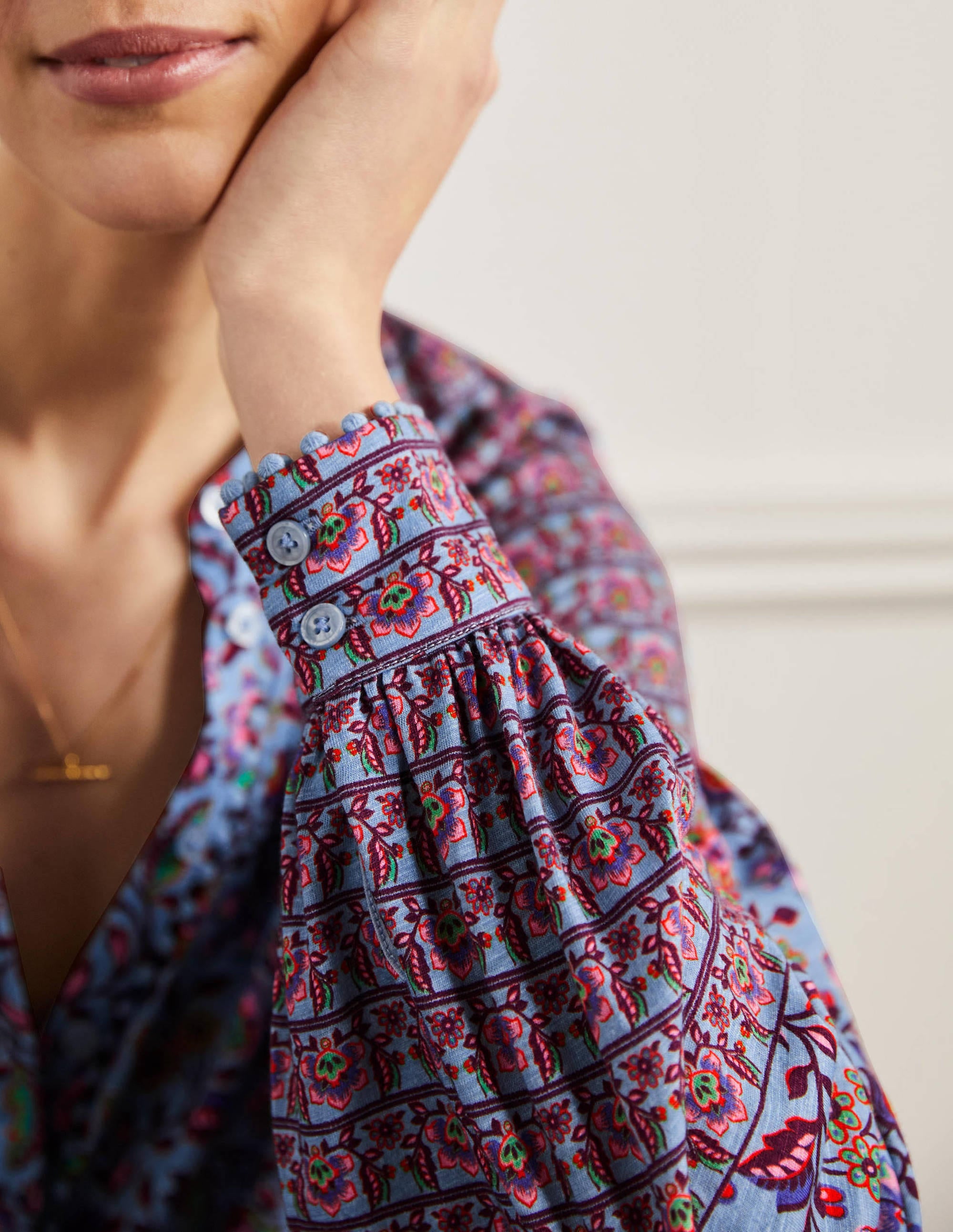 Chemise imprimée et ornementée en jersey-Bleu ancien, motif Oriental Meadow - Image 5