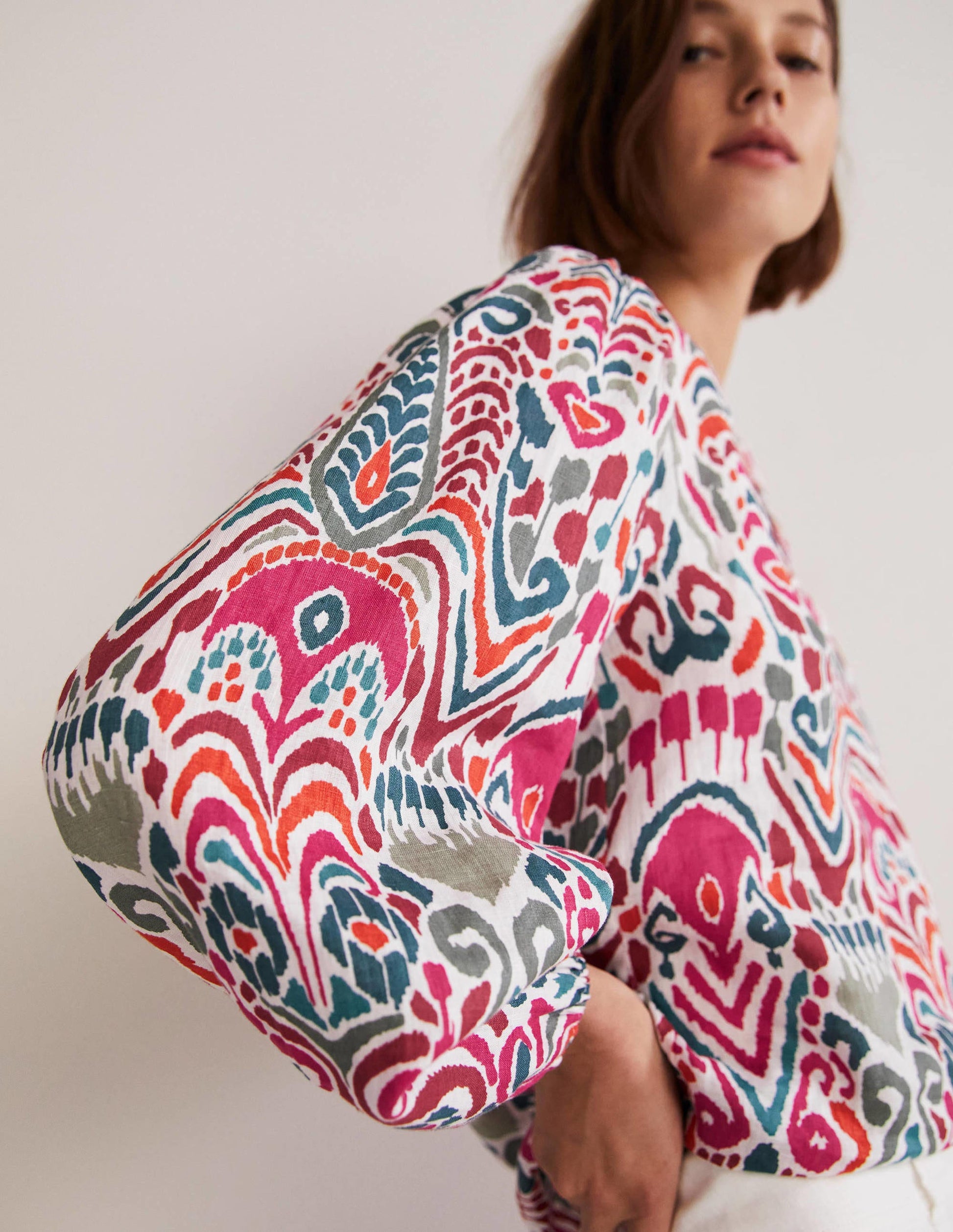 Leinenoberteil mit V-Ausschnitt-Bunt, Ikat-Muster-4
