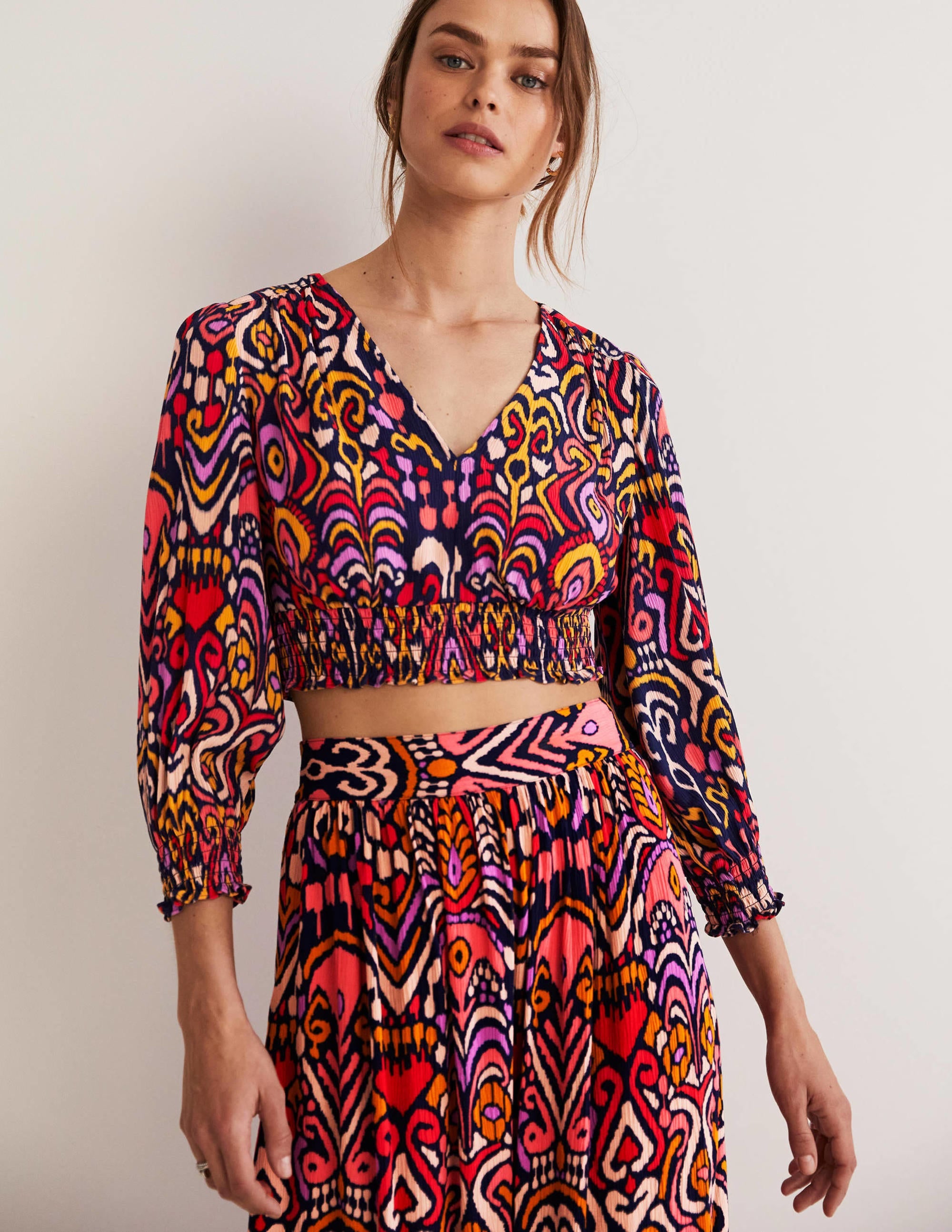 Top Grace avec taille smockée coordonné-Bleu marine, motif Ikat Charm - Image 1