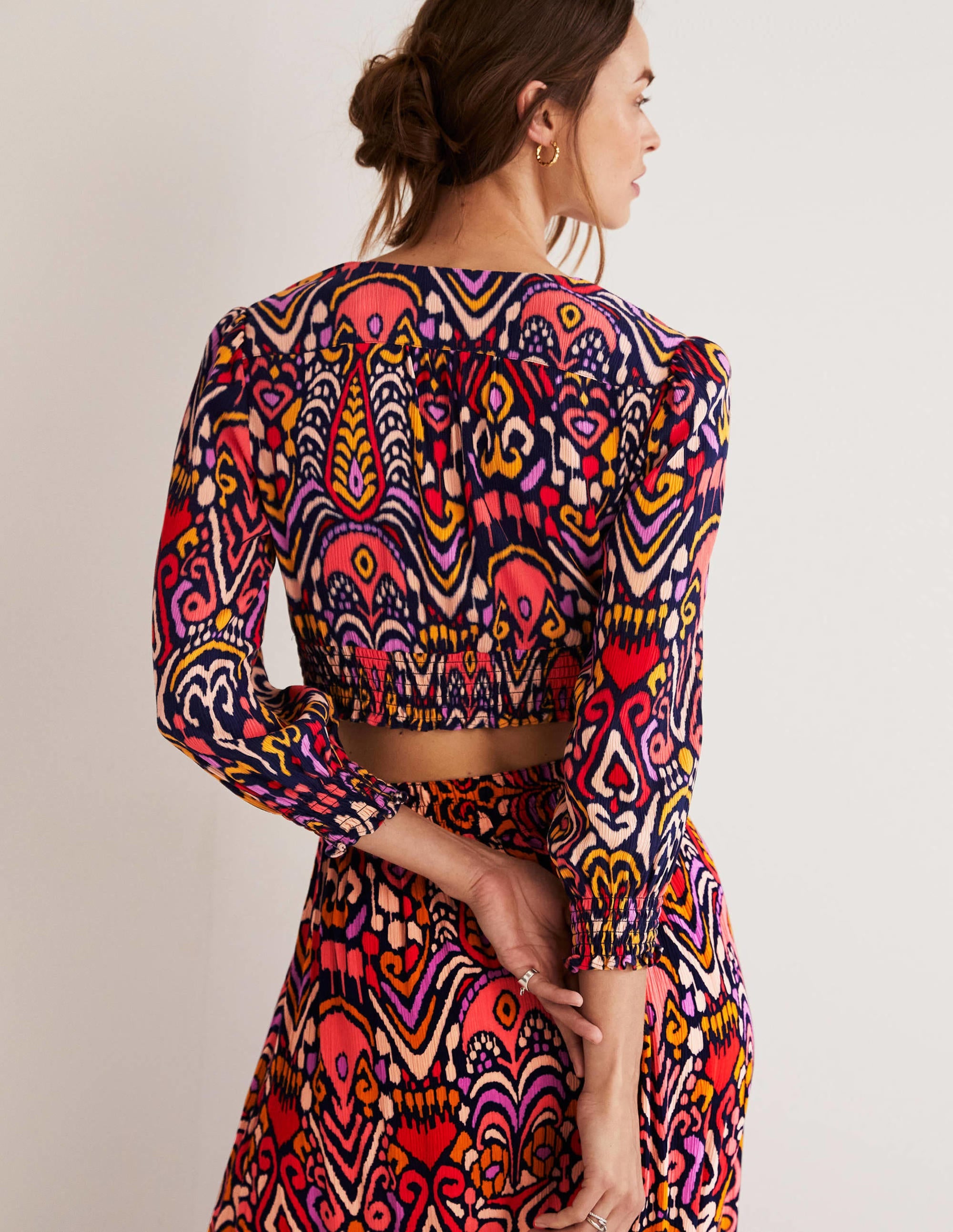 Top Grace avec taille smockée coordonné-Bleu marine, motif Ikat Charm - Image 4