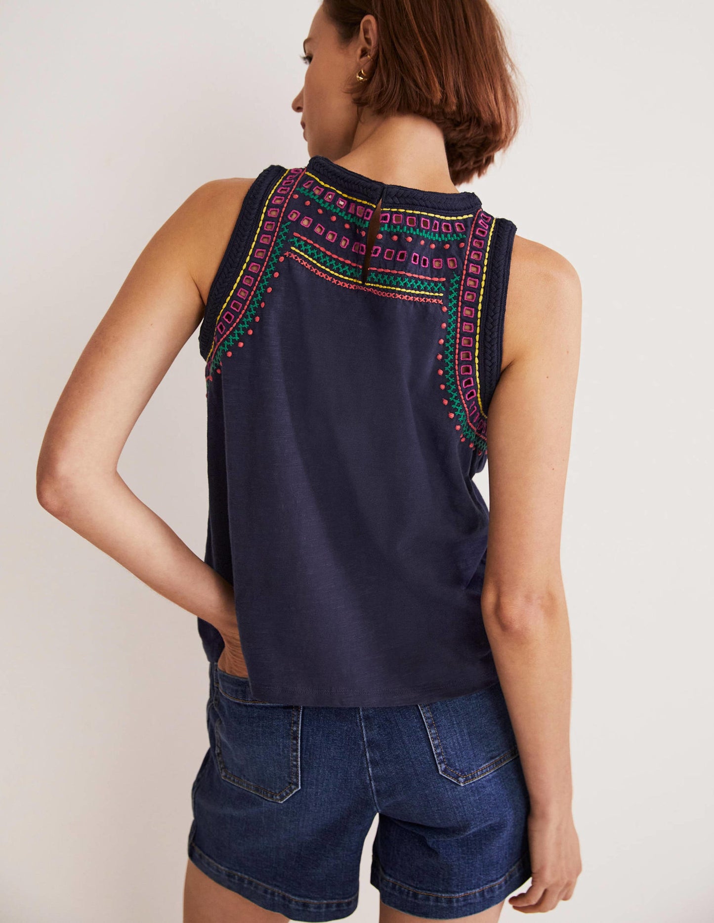 Ärmelloses Oberteil mit Ziernähten-Navy/Bunt, Stickerei
