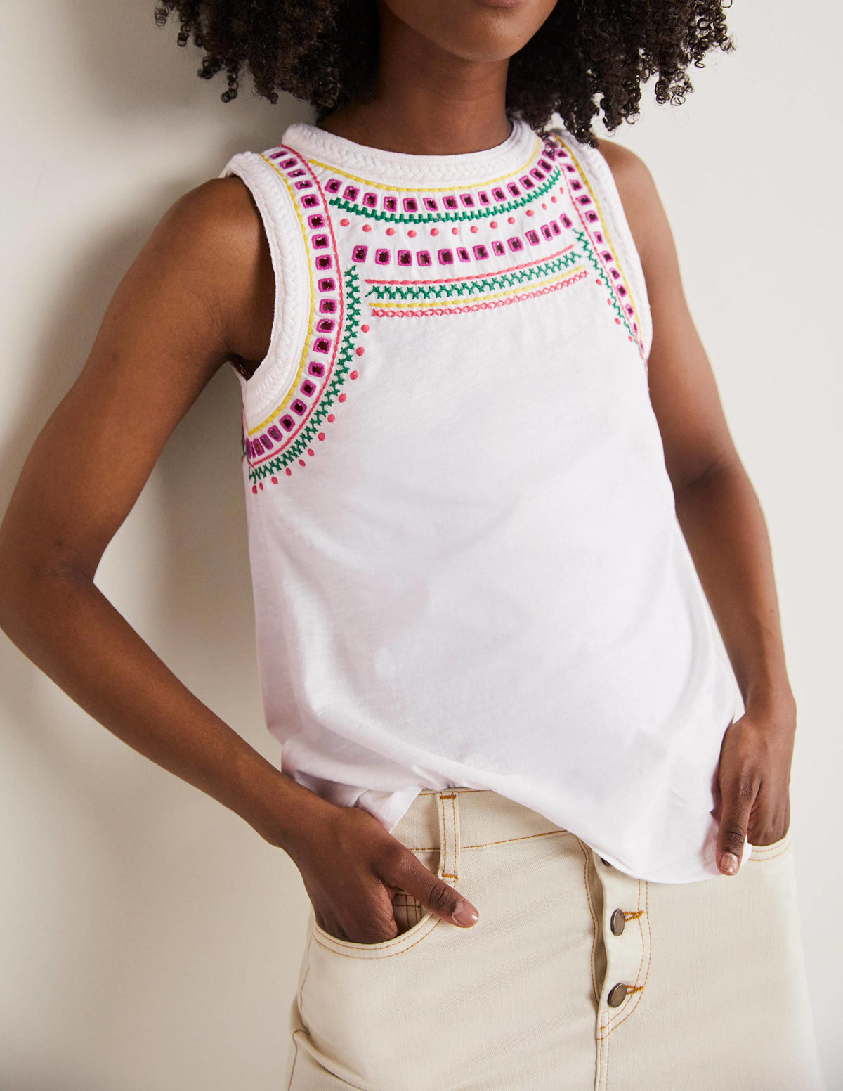 Ärmelloses Oberteil mit Ziernähten-Weiß/Bunt, Stickerei - Image 4