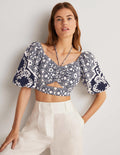 Kurz geschnittenes Neckholder-Oberteil mit Cut-out-Navy, Bloomsbury-Muster