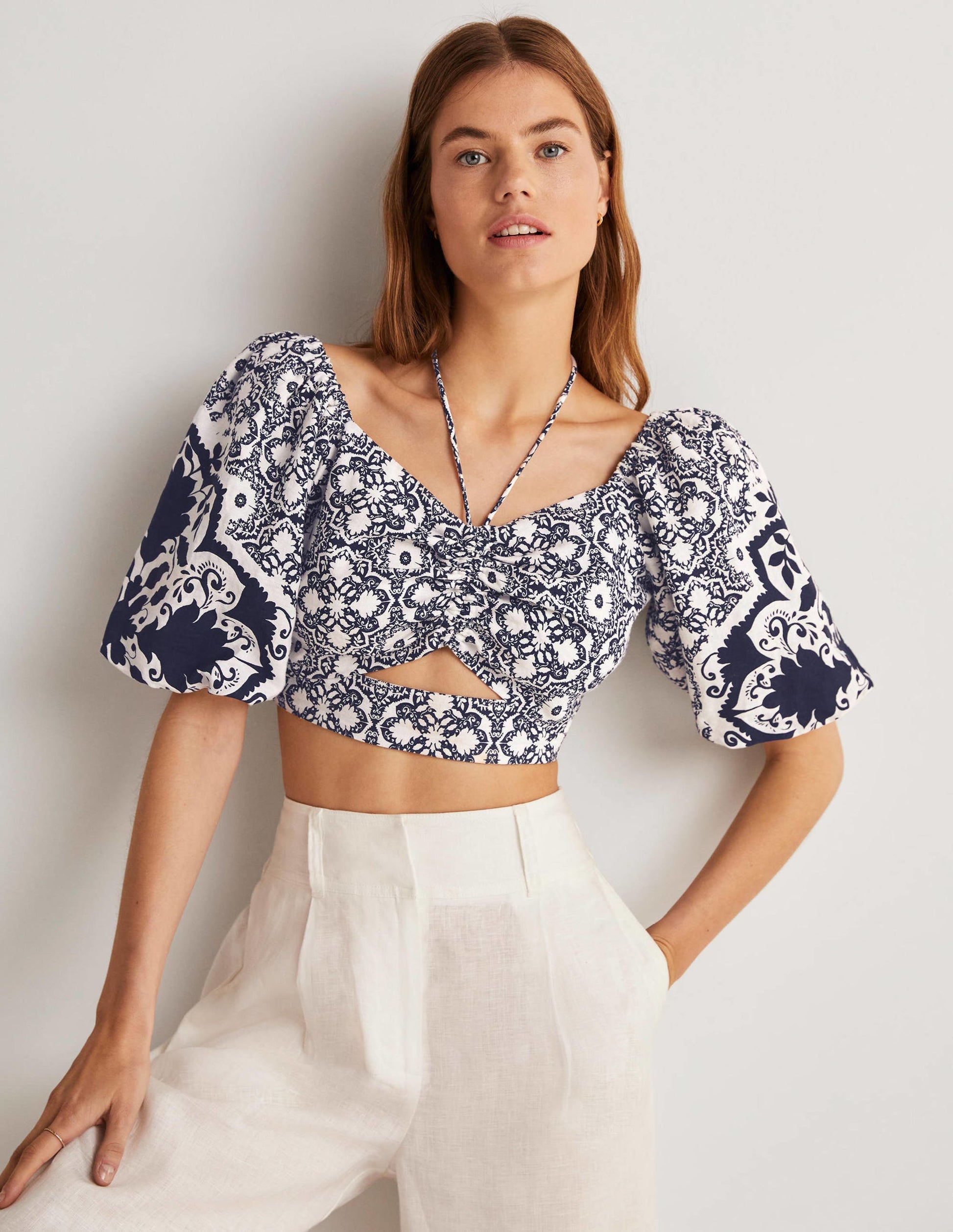 Kurz geschnittenes Neckholder-Oberteil mit Cut-out-Navy, Bloomsbury-Muster-1