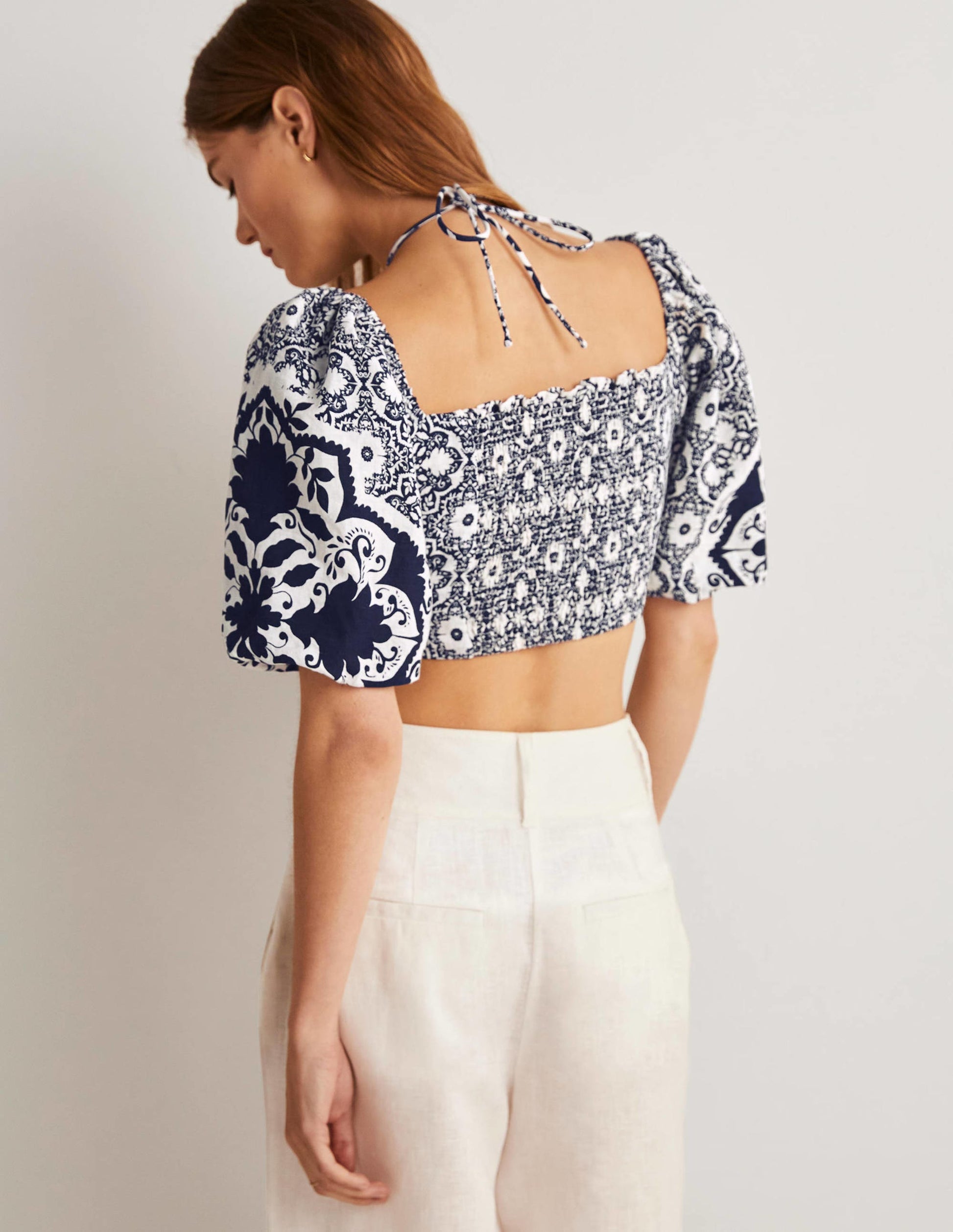 Kurz geschnittenes Neckholder-Oberteil mit Cut-out-Navy, Bloomsbury-Muster-3