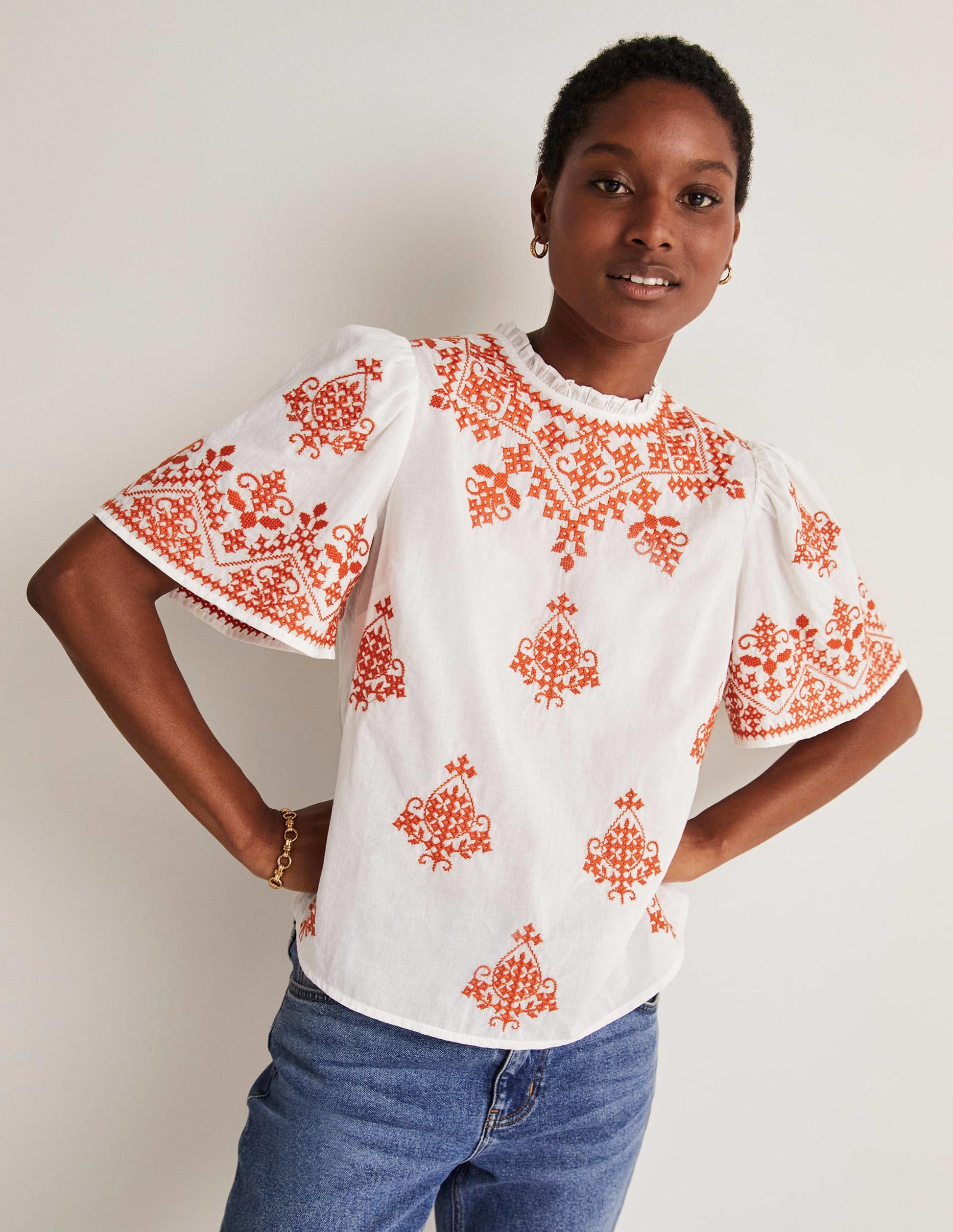 Top brodé à manches volantées-Ivoire, broderie pétard-1