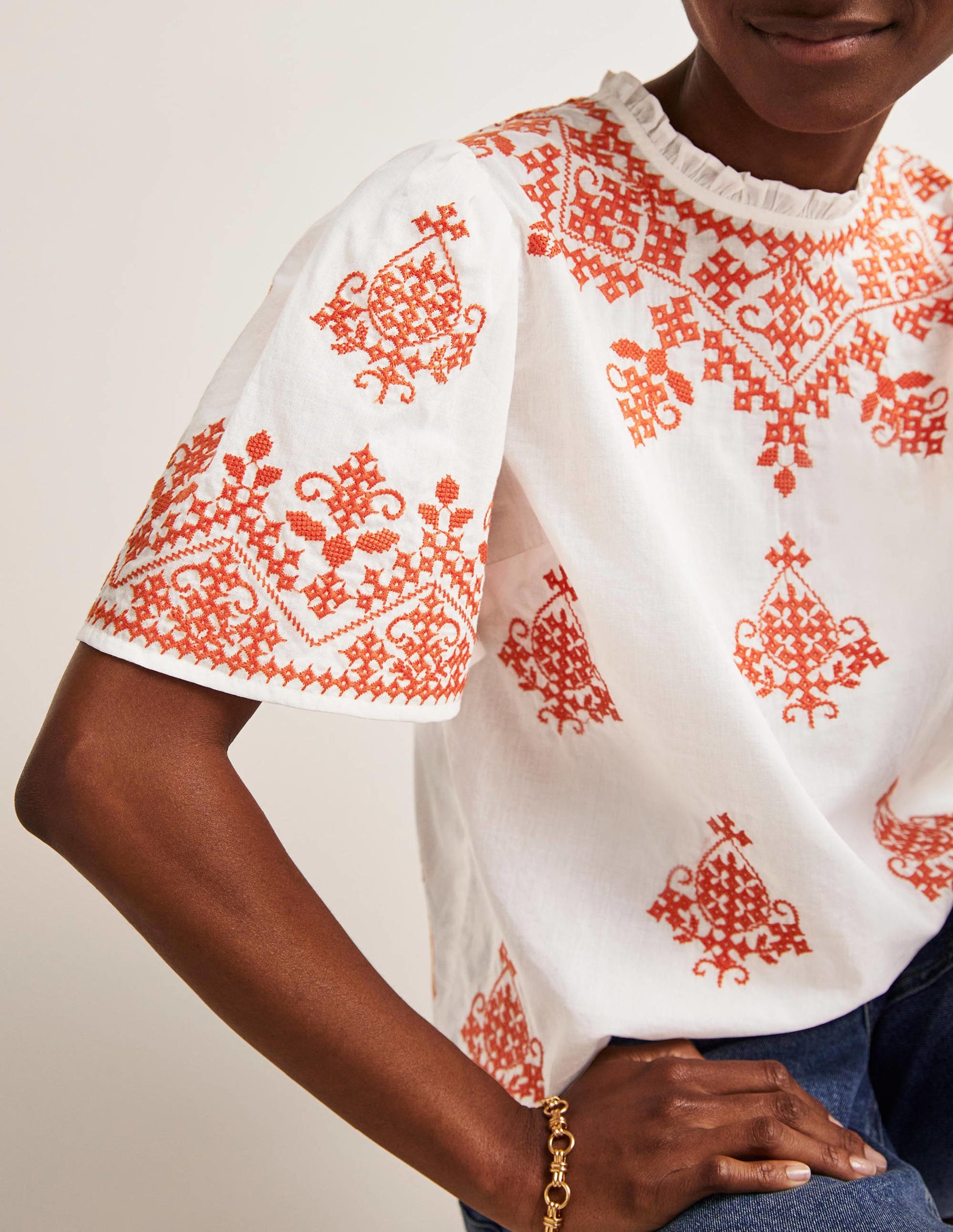 Top brodé à manches volantées-Ivoire, broderie pétard-5
