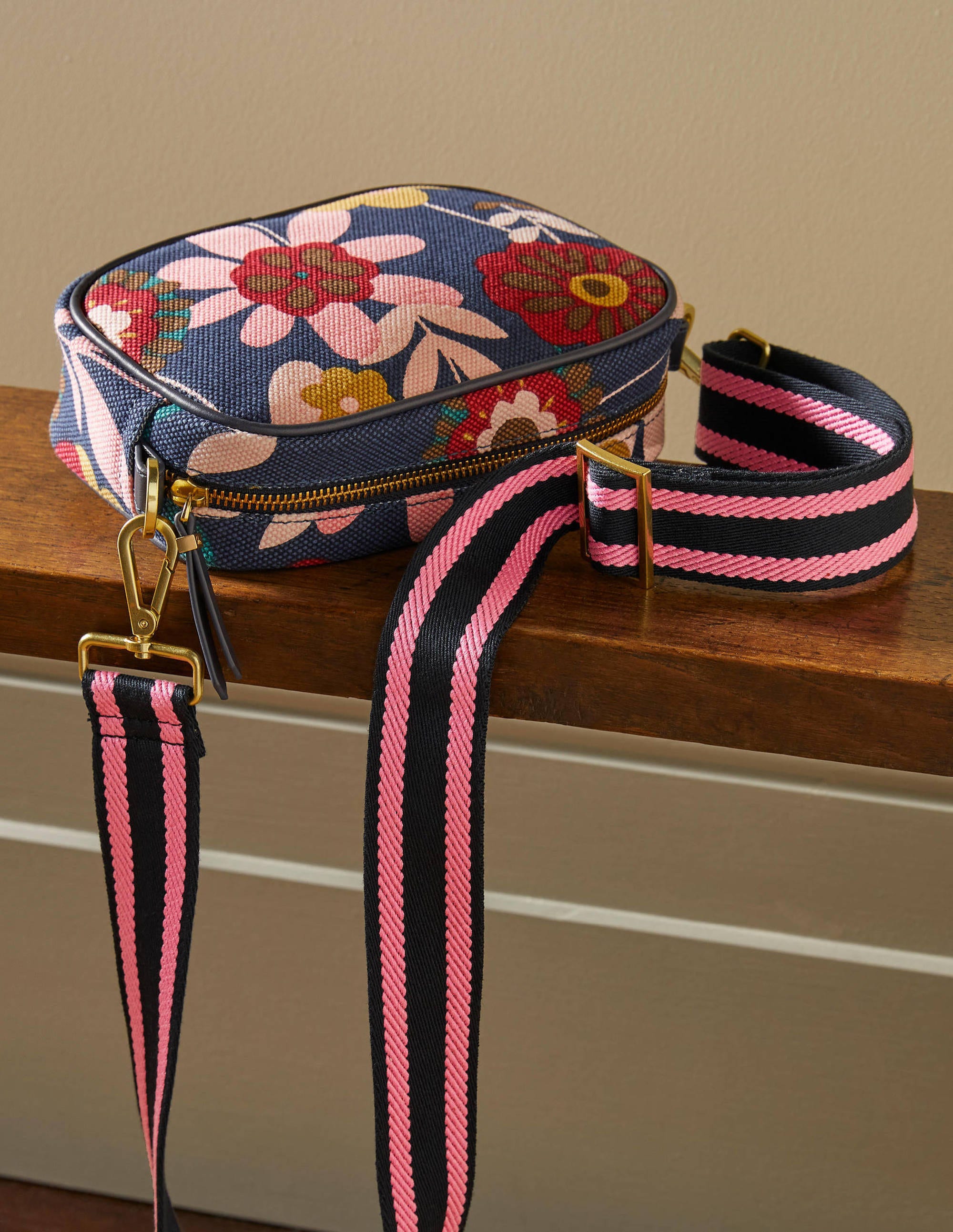 Sac à bandoulière en toile-Bleu marine foncé, motif Flora Bloom - Image 1