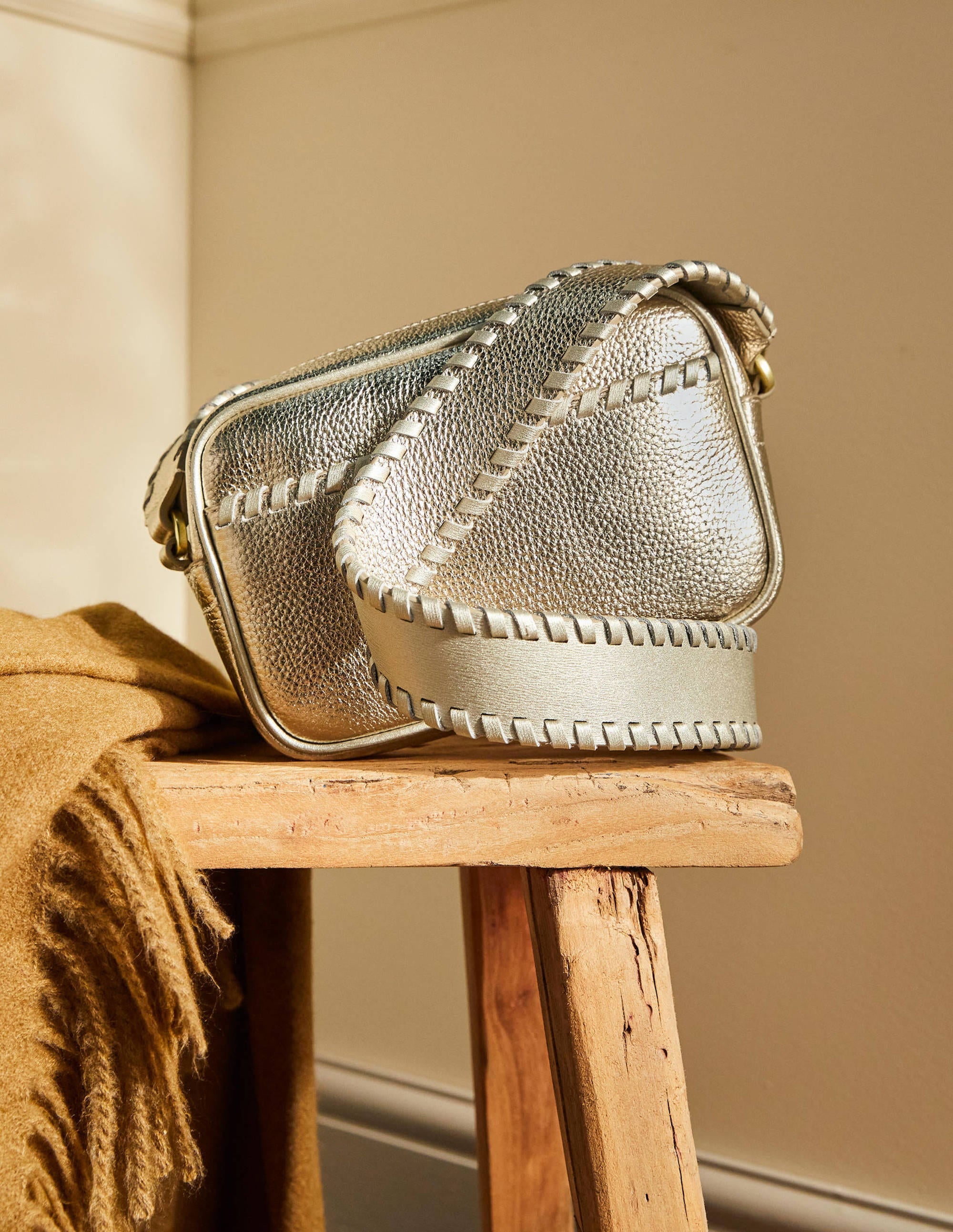 Sac à bandoulière avec surpiqûres-Doré métallisé clair - Image 1
