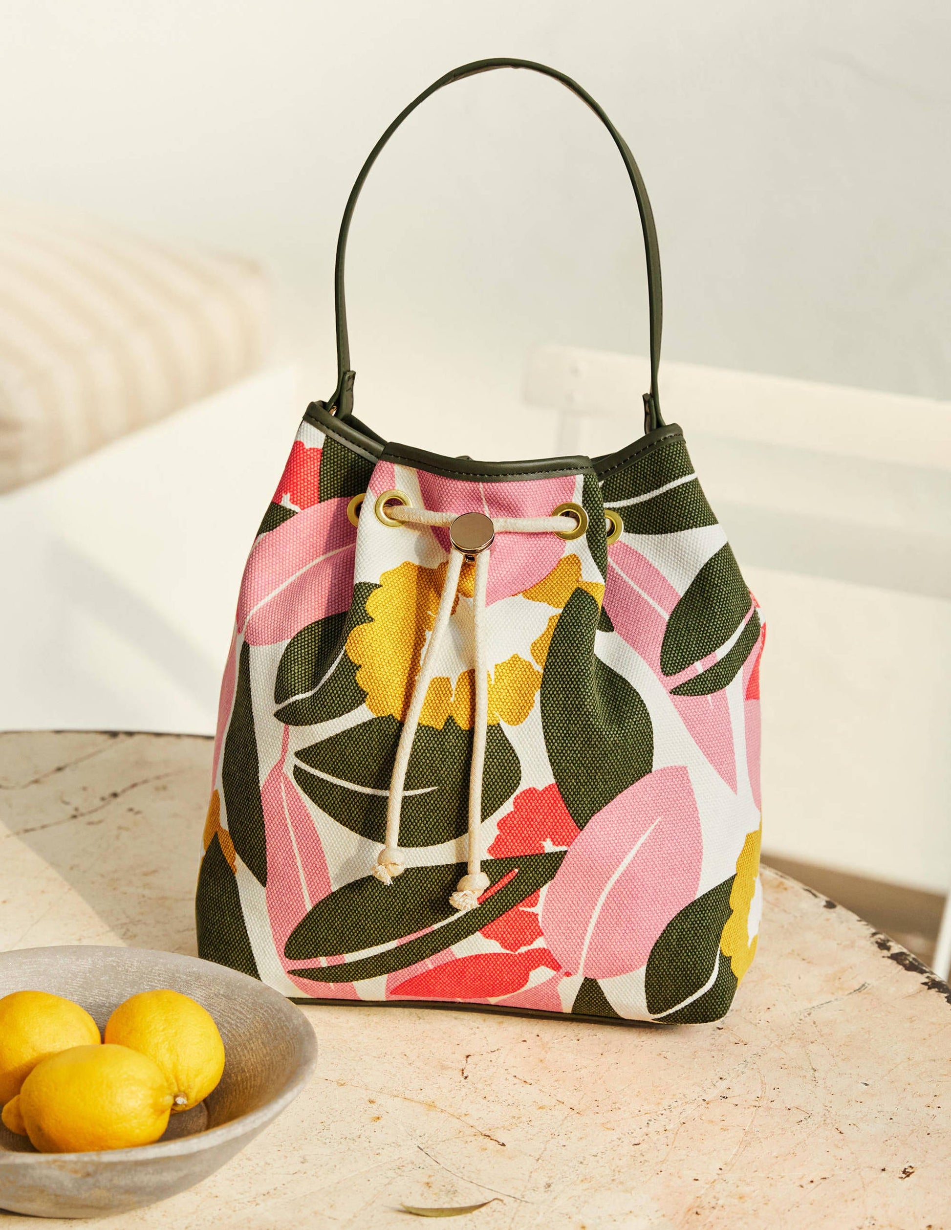 Sac seau en toile avec cordon de serrage-Ivoire, motif Abstract Bloom-1