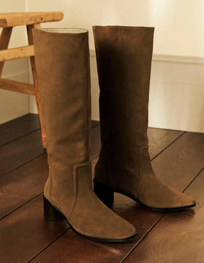 Kniehohe Stiefel aus Veloursleder-Tabakbraun