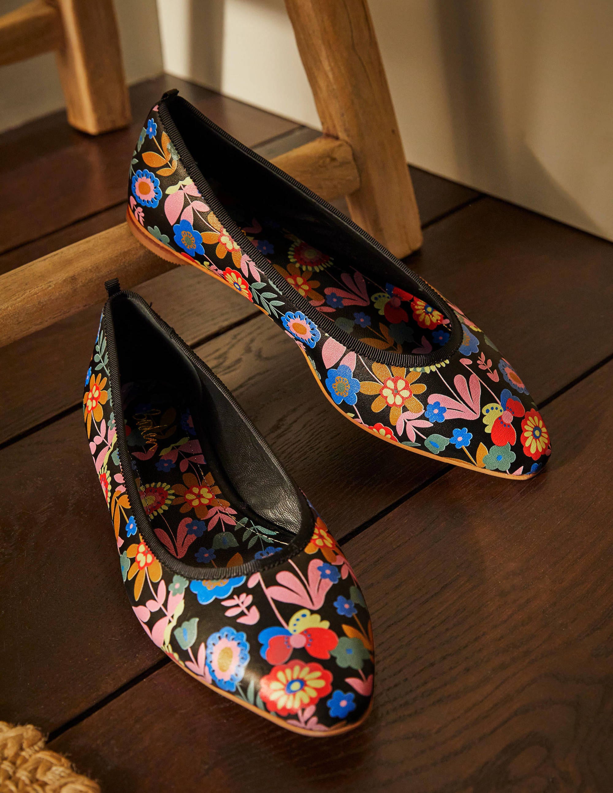 Ballerines à bout en amande-Noir, motif Flora Bloom - Image 1