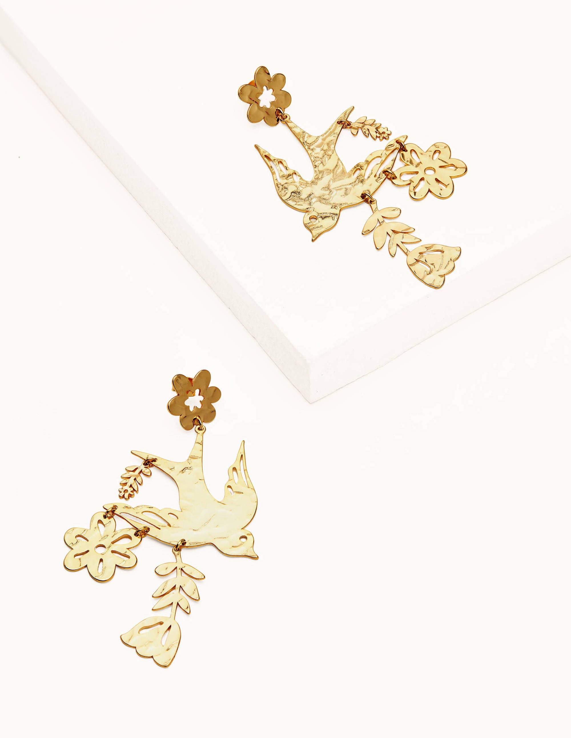 Gehämmerte Ohrringe mit Botanikmotiv-Gold-Metallic - Image 1
