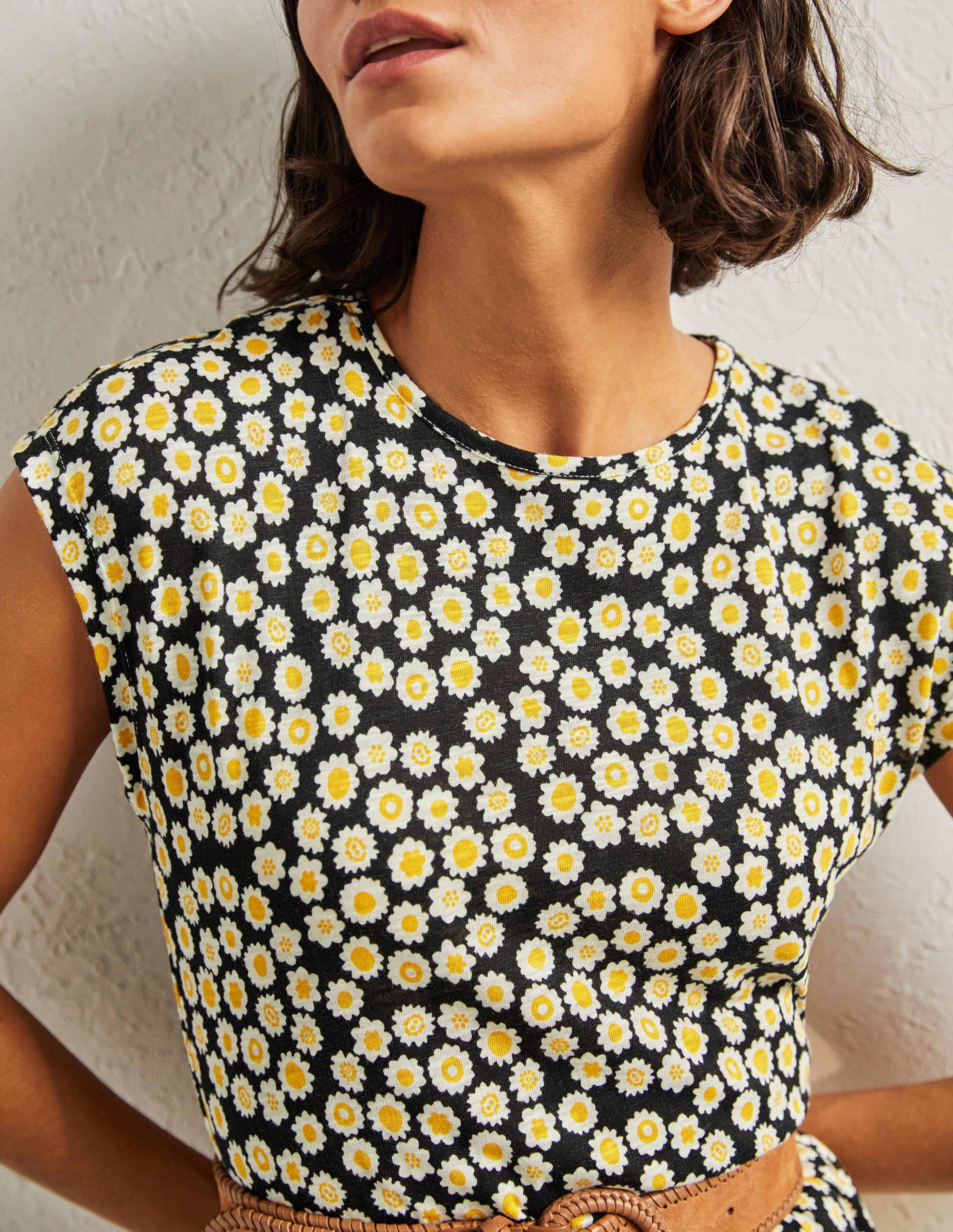 Schlichtes T-Shirt-Midikleid-Schwarz, Filigranes Wirbelmuster - Image 2