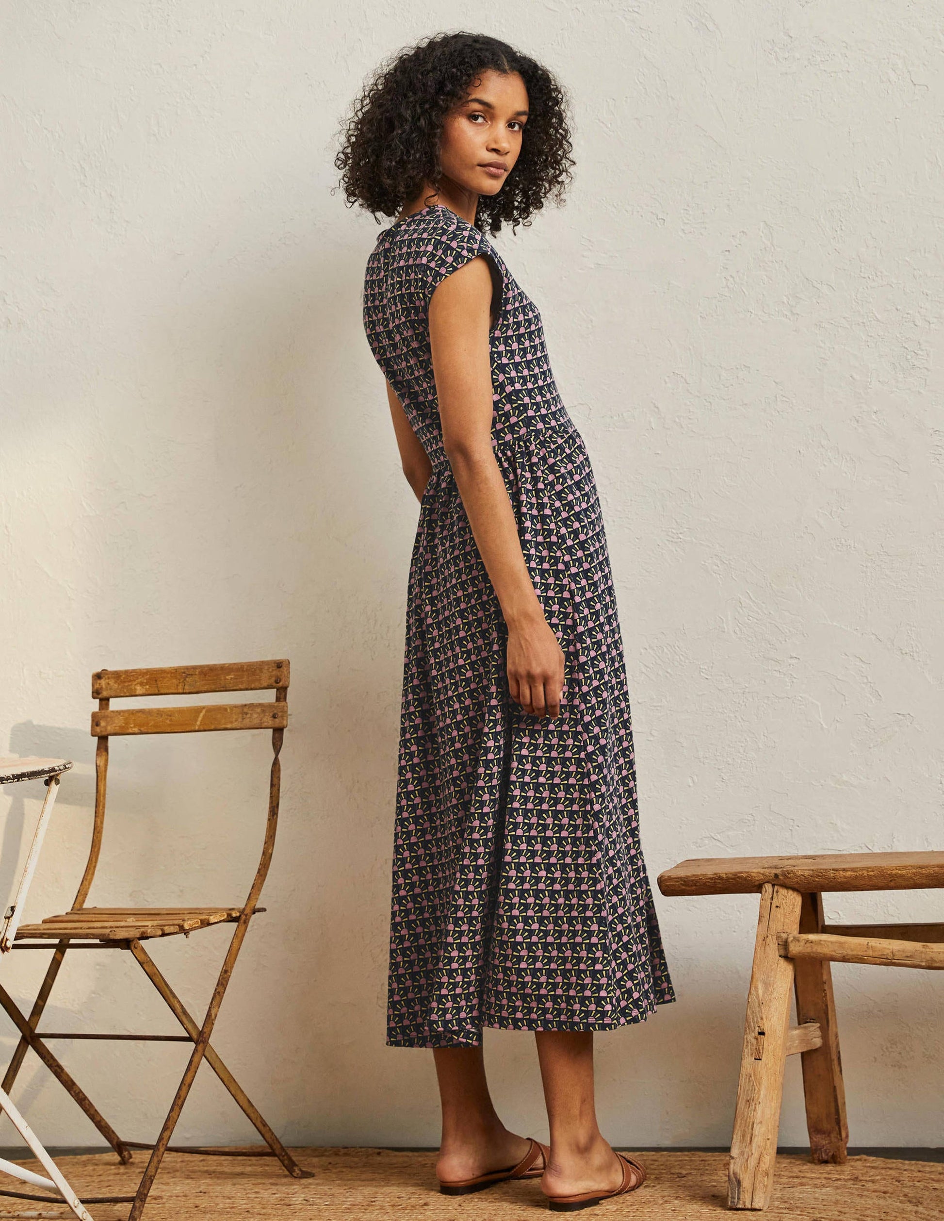 Schlichtes T-Shirt-Midikleid-Französisches Navy, Geometrisches Sonnenaufgangsmuster-3