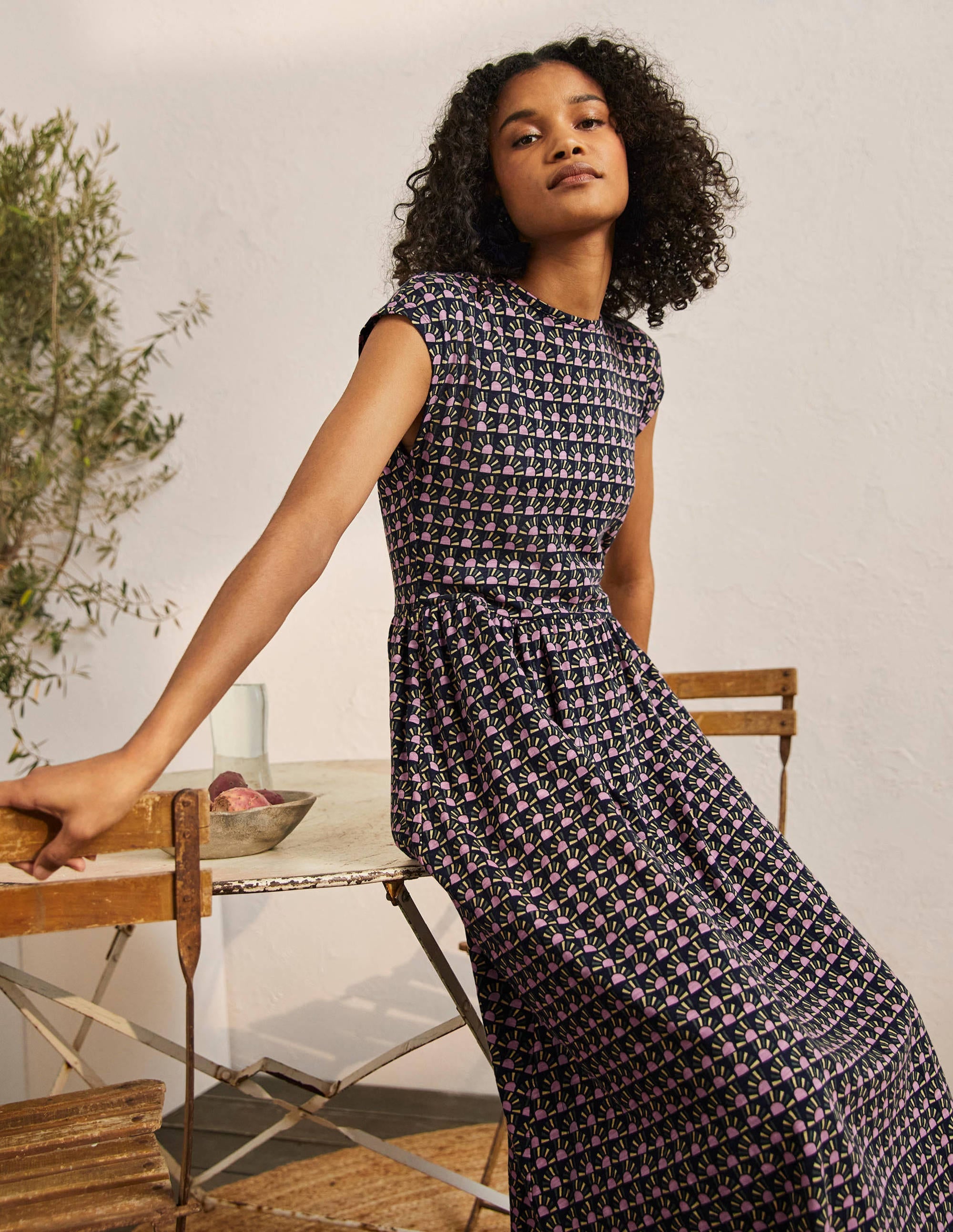 Schlichtes T-Shirt-Midikleid-Französisches Navy, Geometrisches Sonnenaufgangsmuster - Image 4