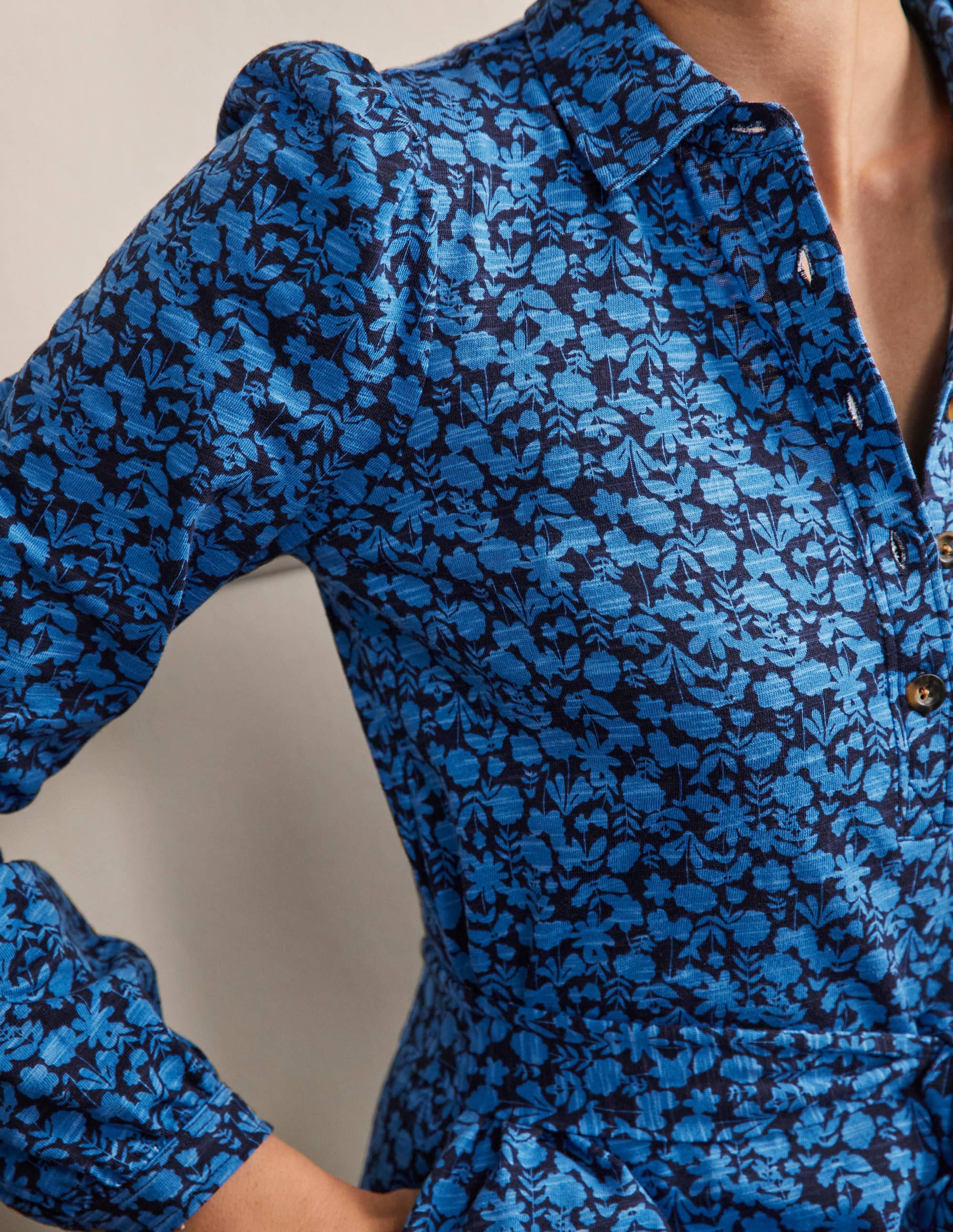 Hemdblusenkleid aus Jersey-Marokkoblau, Blüten - Image 2