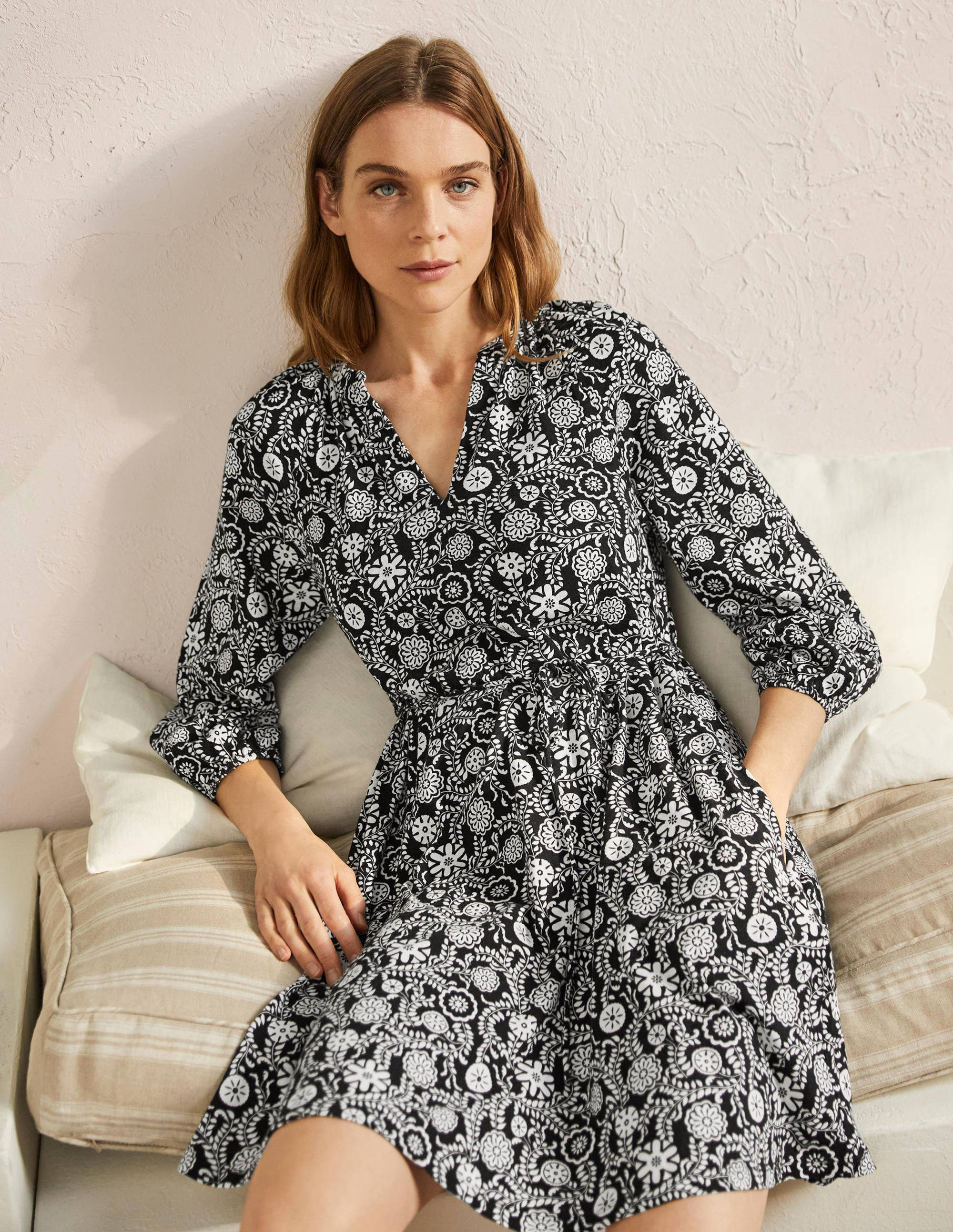 Mini-robe à col cranté en jersey-Noir, motif Opulent Garden - Image 1