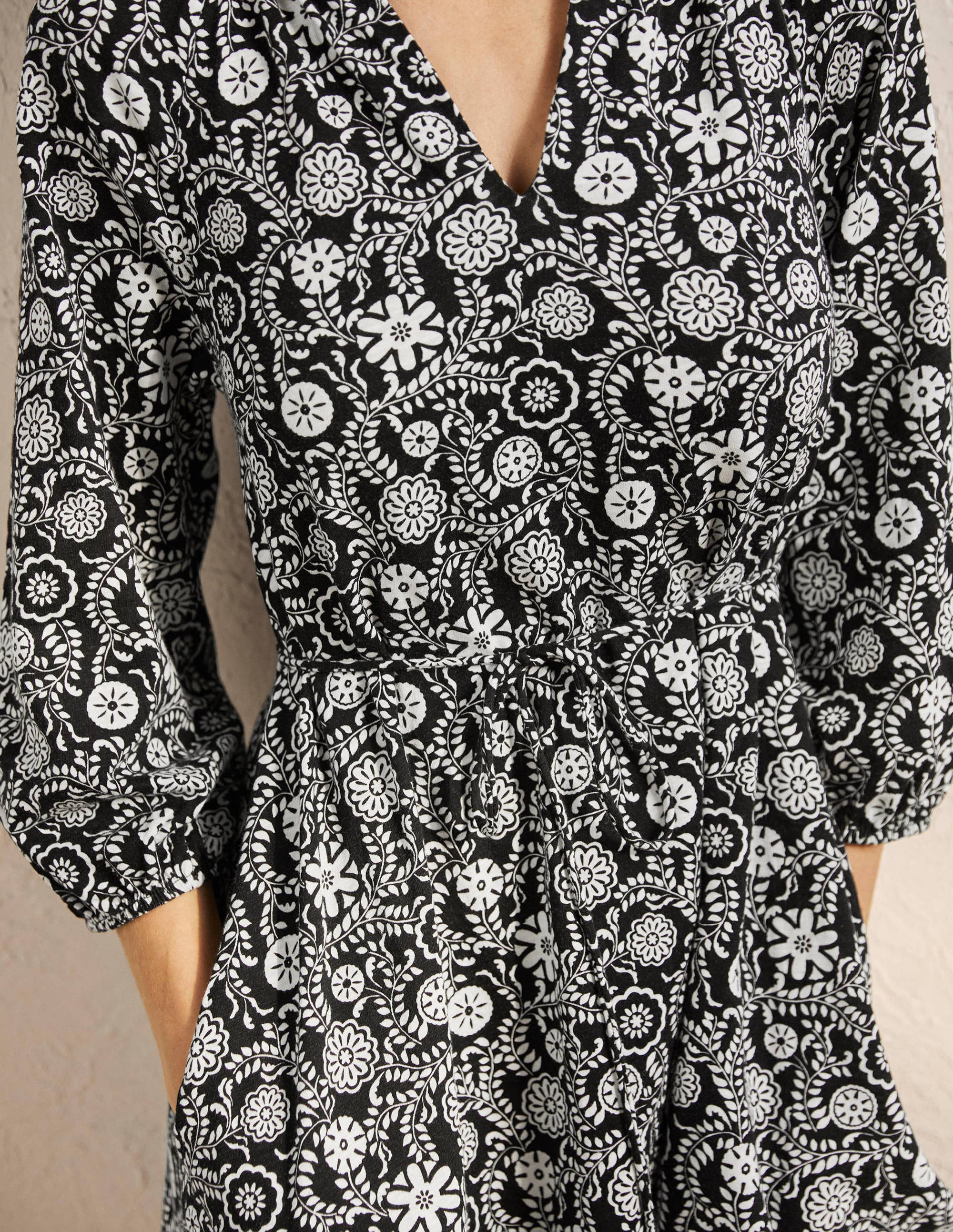 Mini-robe à col cranté en jersey-Noir, motif Opulent Garden - Image 2