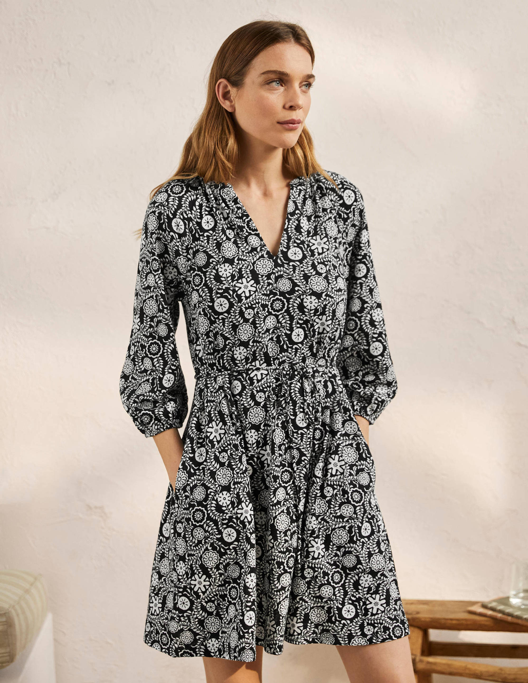 Mini-robe à col cranté en jersey-Noir, motif Opulent Garden - Image 4