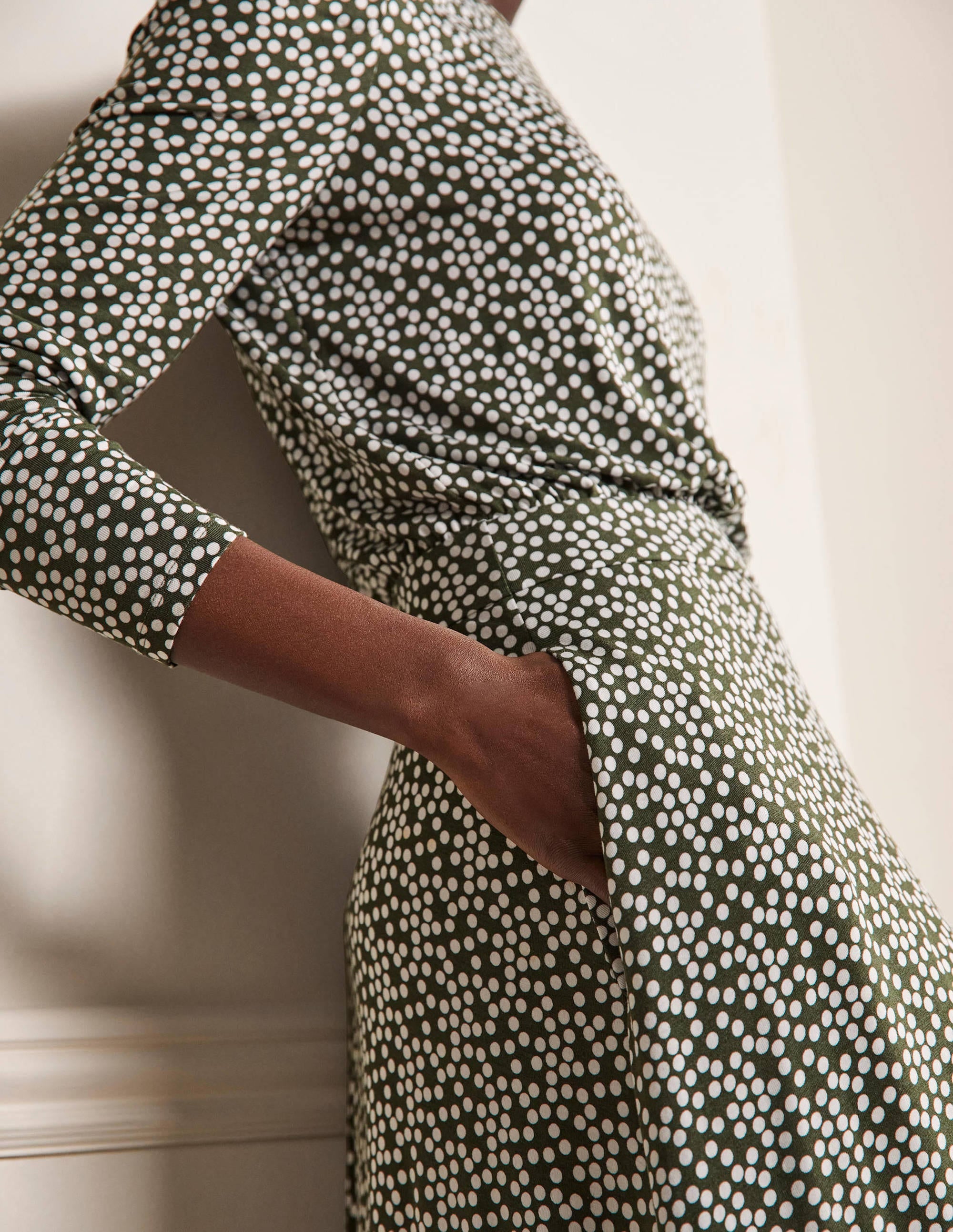 Jersey-Midikleid mit Puffärmeln-Sumpfgrün, Verstreute Tupfen - Image 2