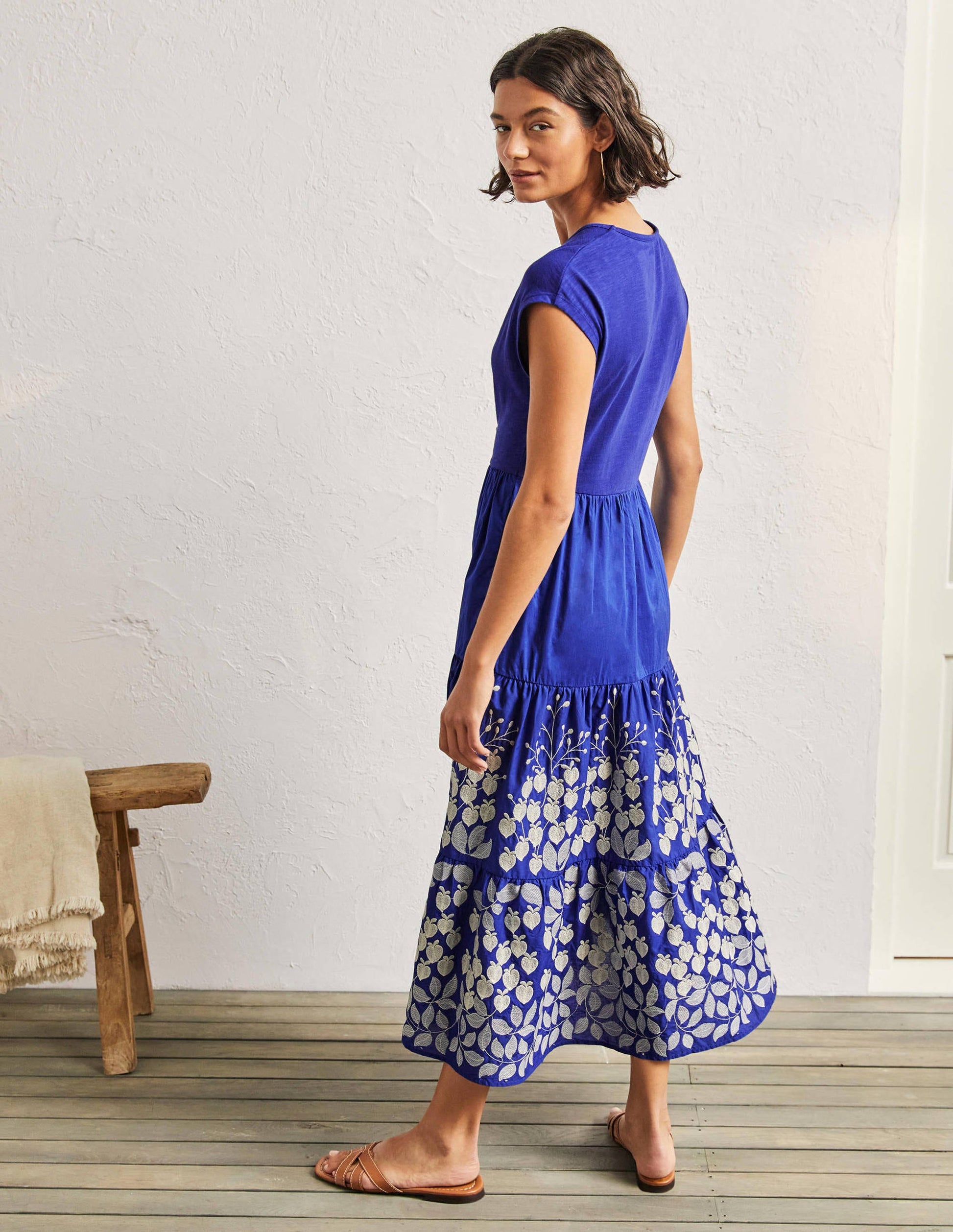 Gestuftes Midikleid mit Stickerei-Wellenblau, Stickerei-3