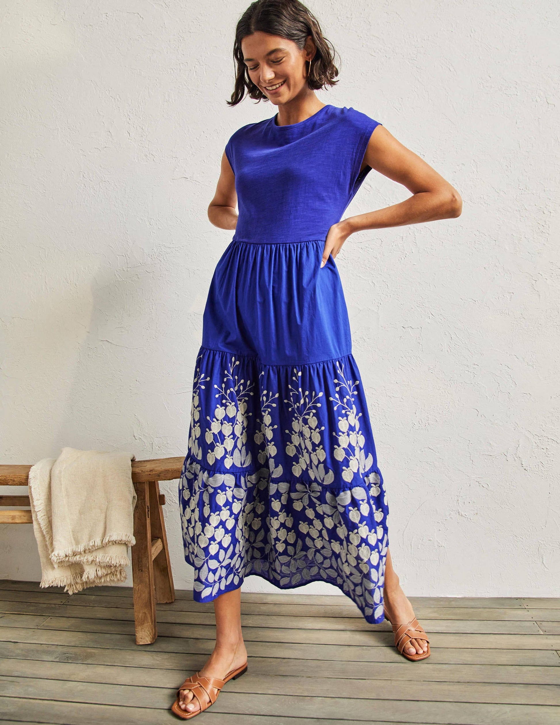 Gestuftes Midikleid mit Stickerei-Wellenblau, Stickerei-4