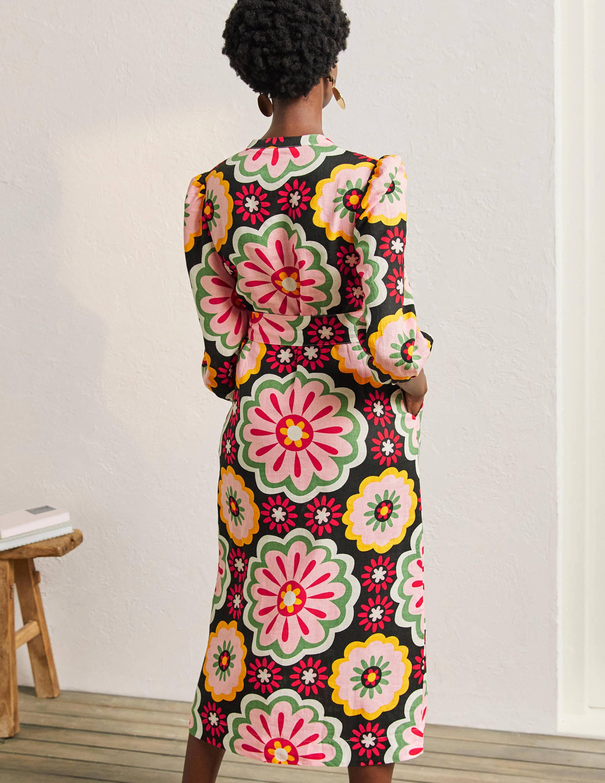 Midi-Hemdblusenkleid aus Leinen-Schwarz, Üppige Gänseblümchen - Image 3