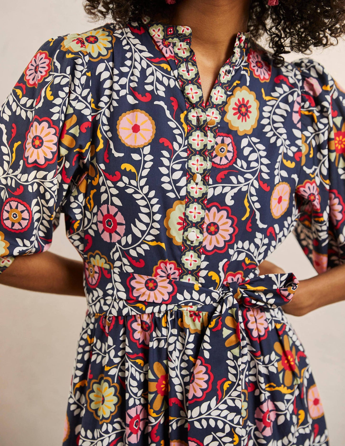Robe longue Ava à volants-Bleu marine foncé, motif Opulent Garden