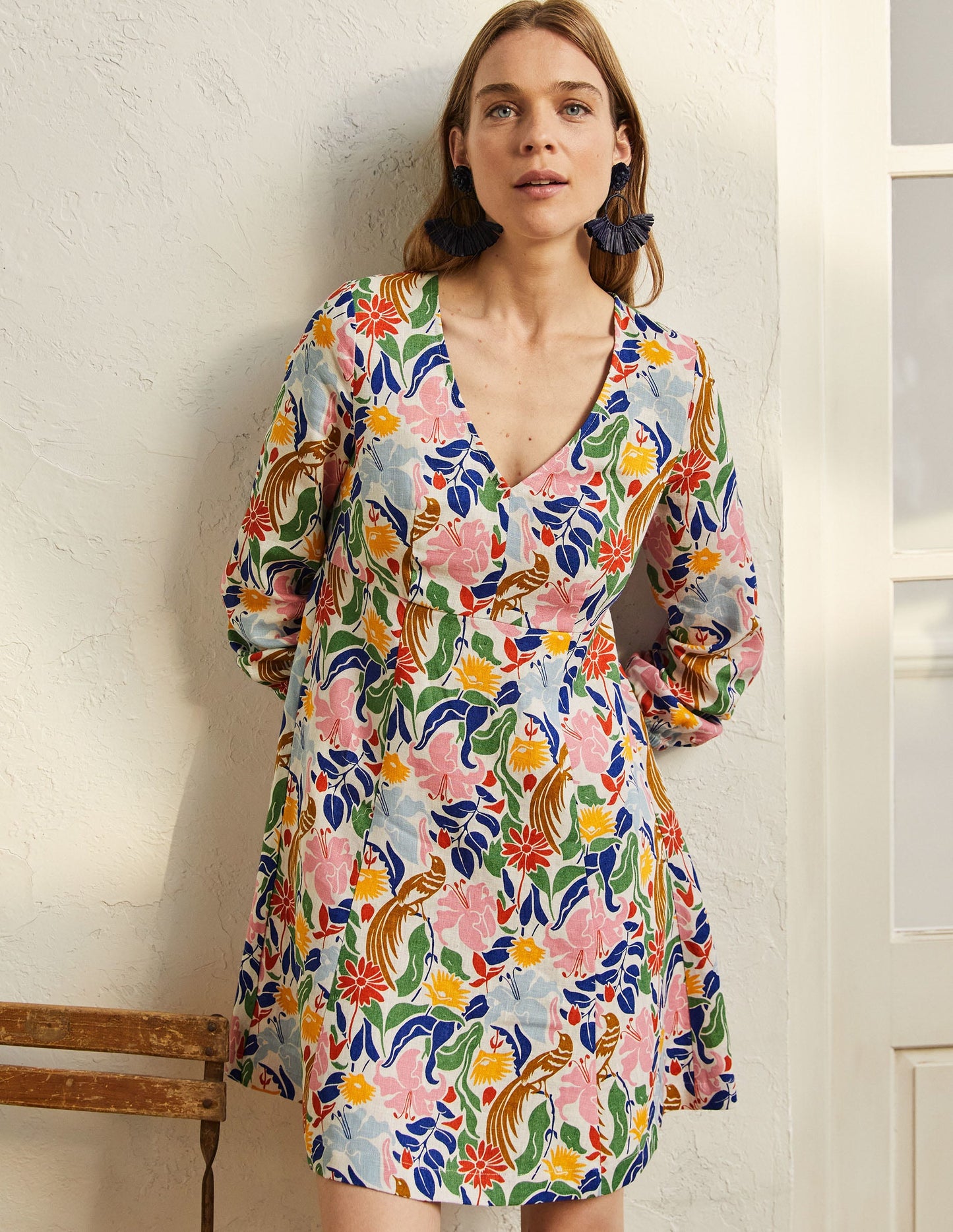 Ausgestelltes Minikleid mit V-Ausschnitt-Naturweiß, Orientalischer Vogel