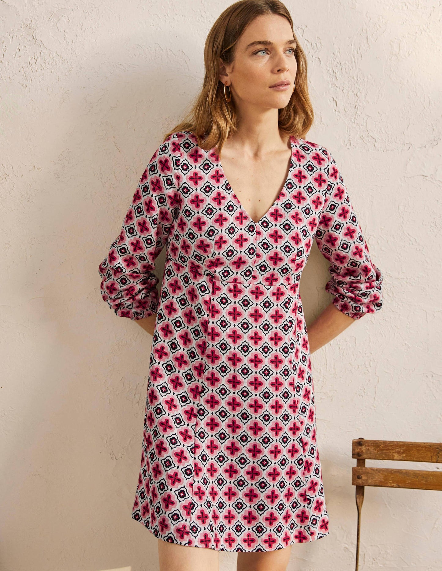 Ausgestelltes Minikleid mit V-Ausschnitt-Kirschblütenrosa, Marokkanisches Diamantenmuster