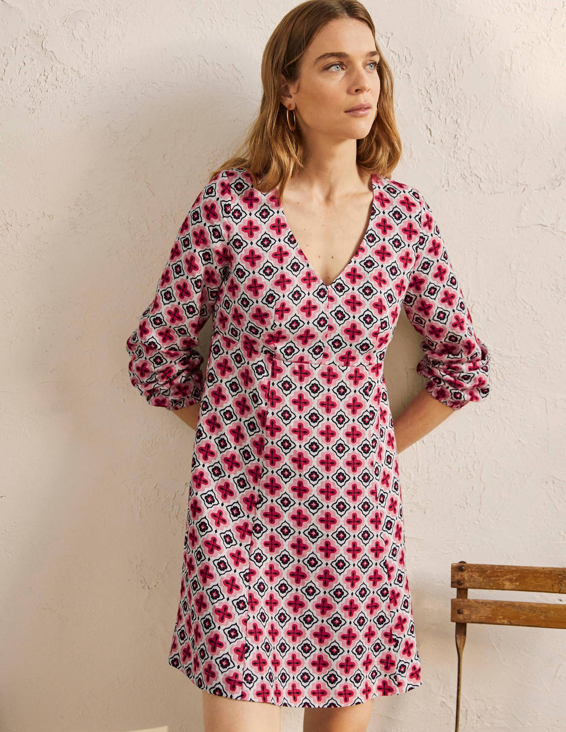 Ausgestelltes Minikleid mit V-Ausschnitt-Kirschblütenrosa, Marokkanisches Diamantenmuster-1